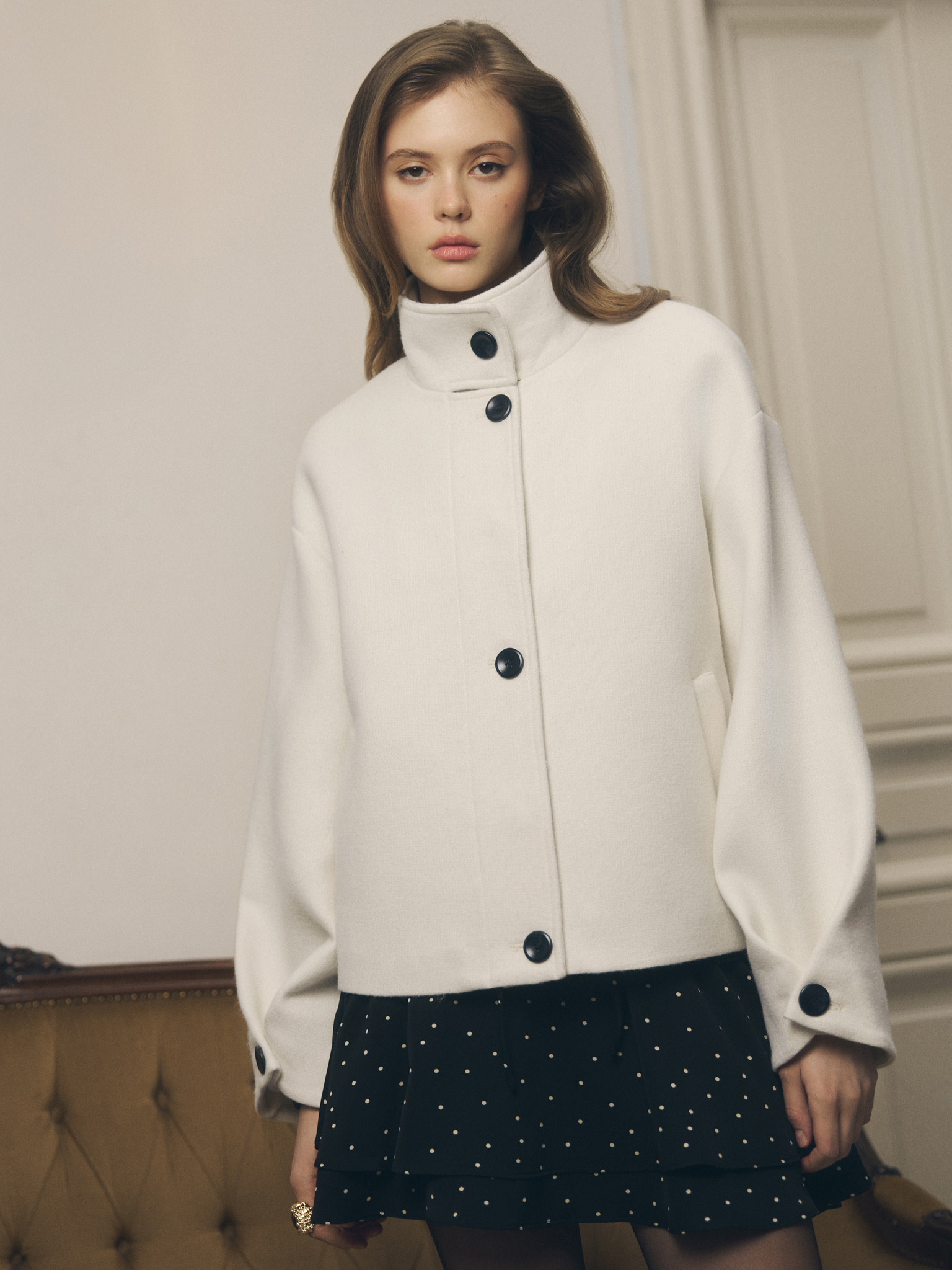 Короткое однобортное пальто с контрастными пуговицами