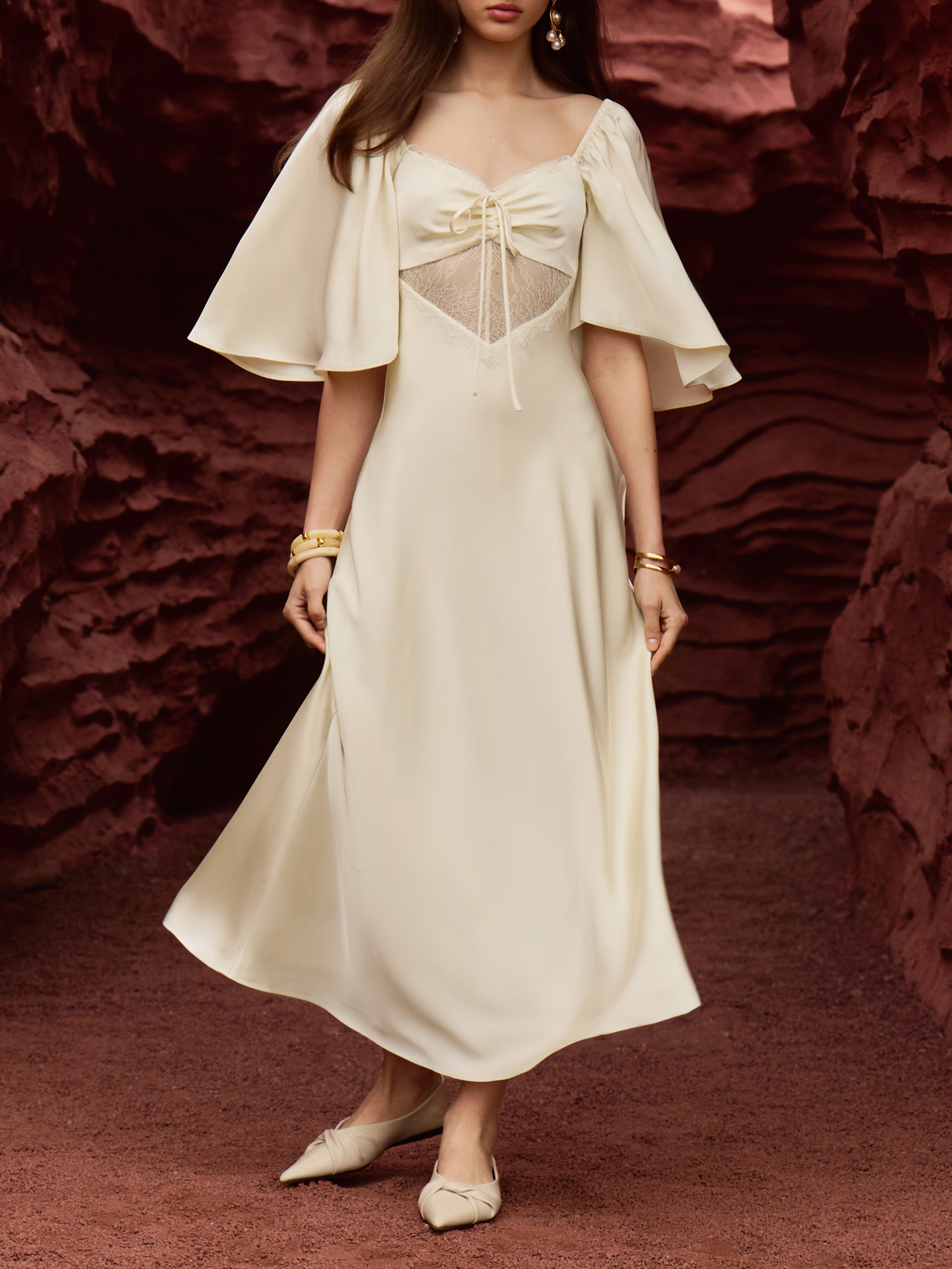 Leichtes Maxikleid aus Satin mit Spitzeneinsatz an der Taille