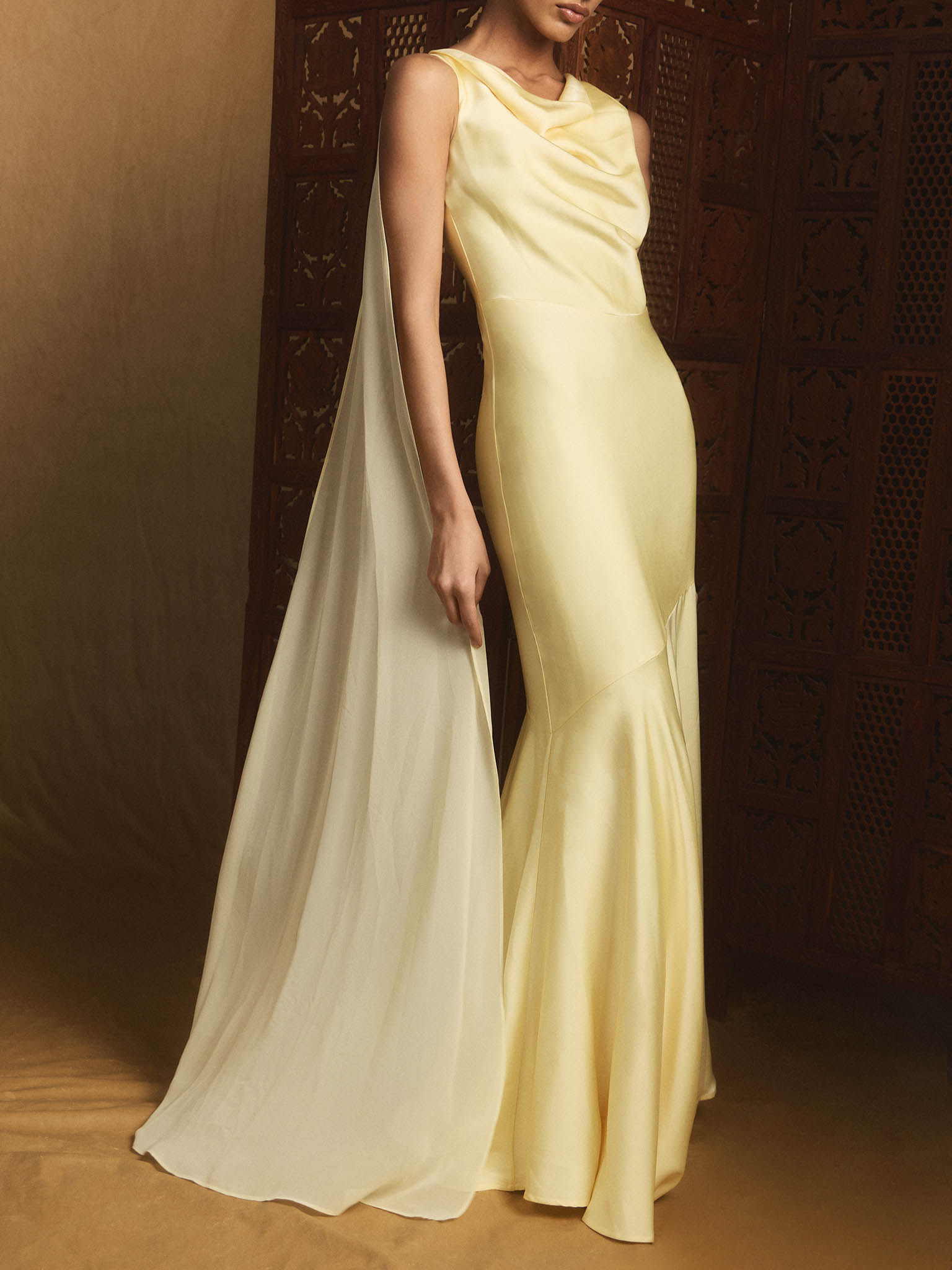 Maxi dress with ribbons on the shoulders