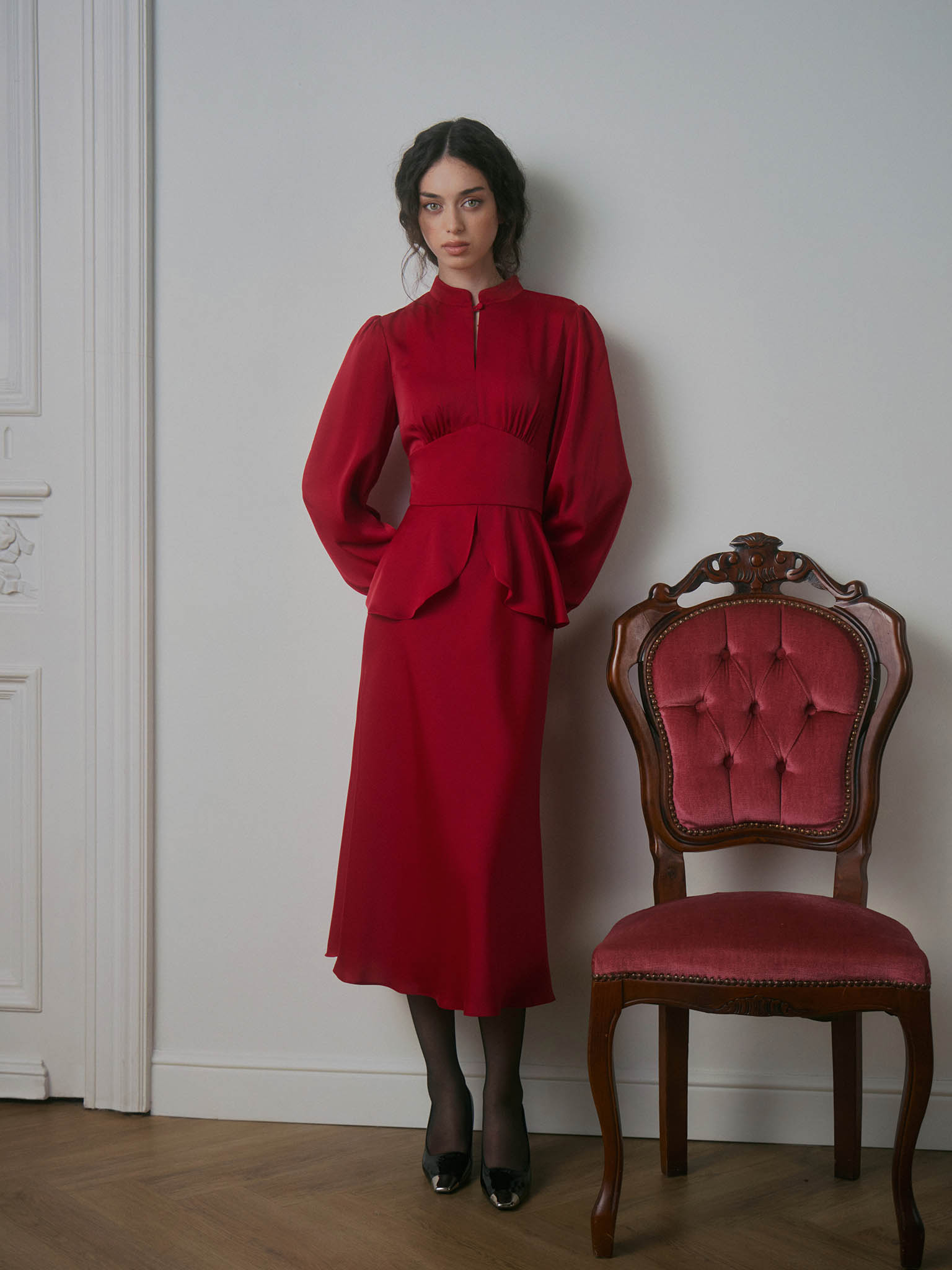 Платье миди с отрезным поясом и баской