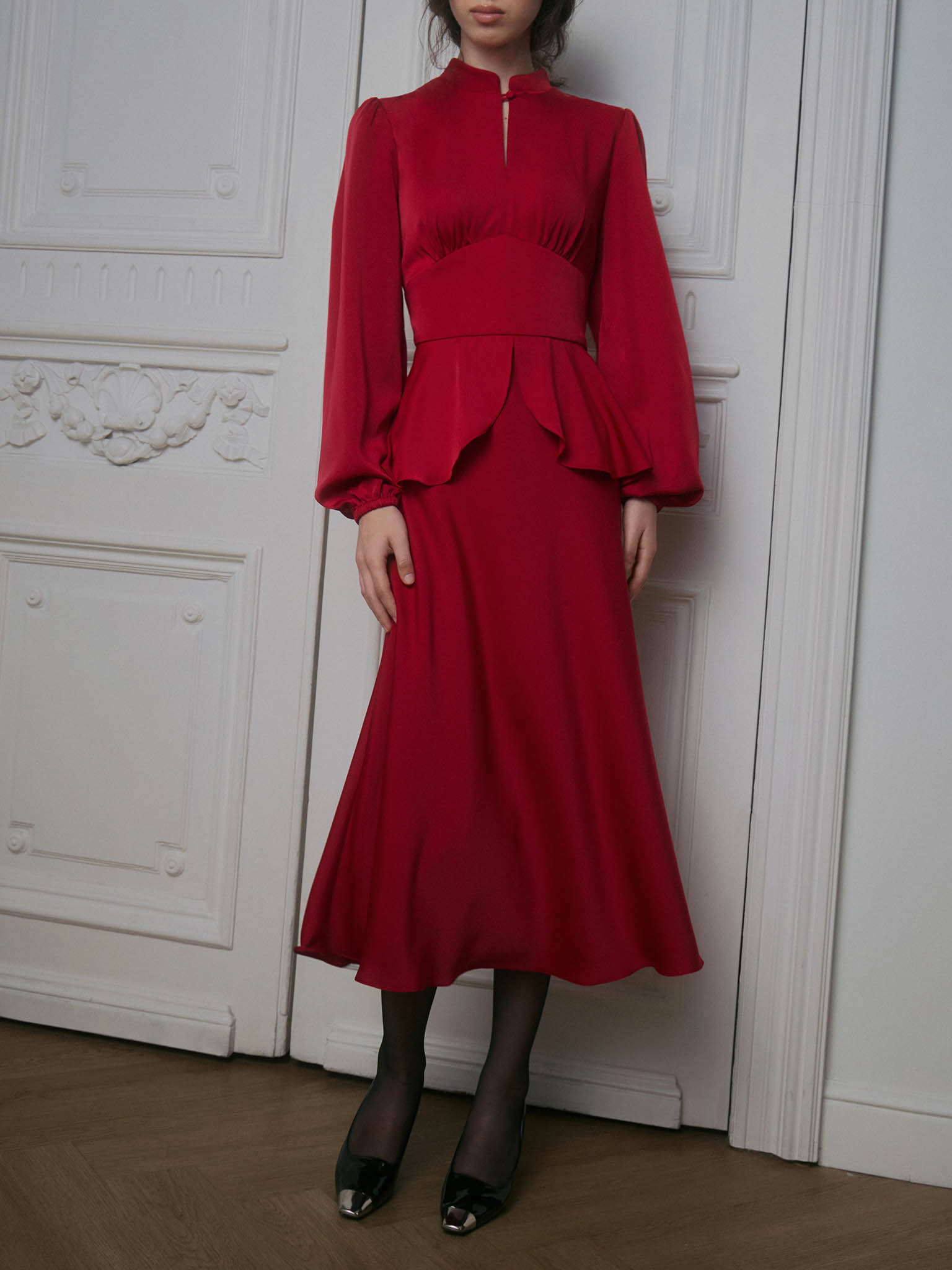 Платье миди с отрезным поясом и баской