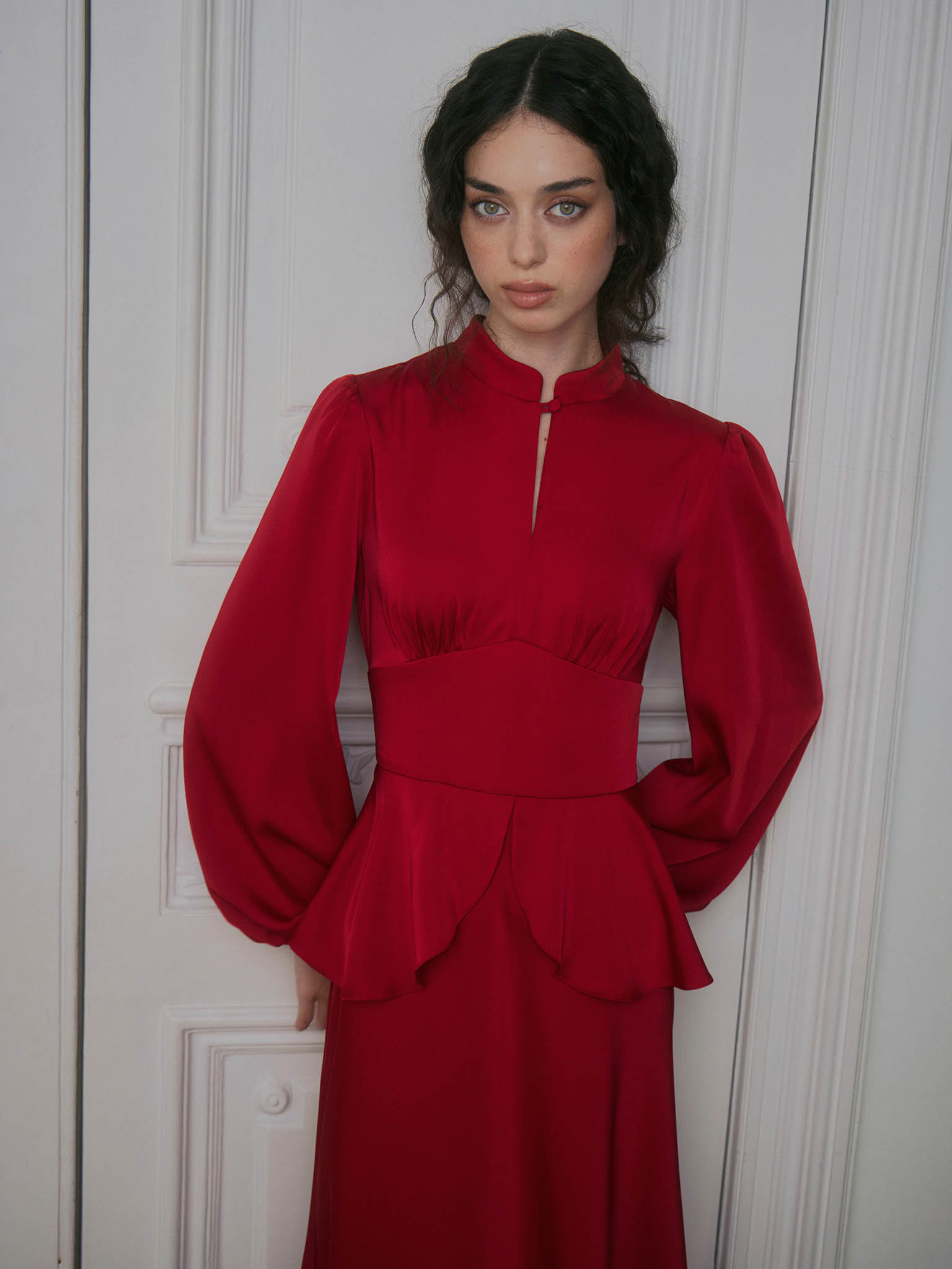 Платье миди с отрезным поясом и баской