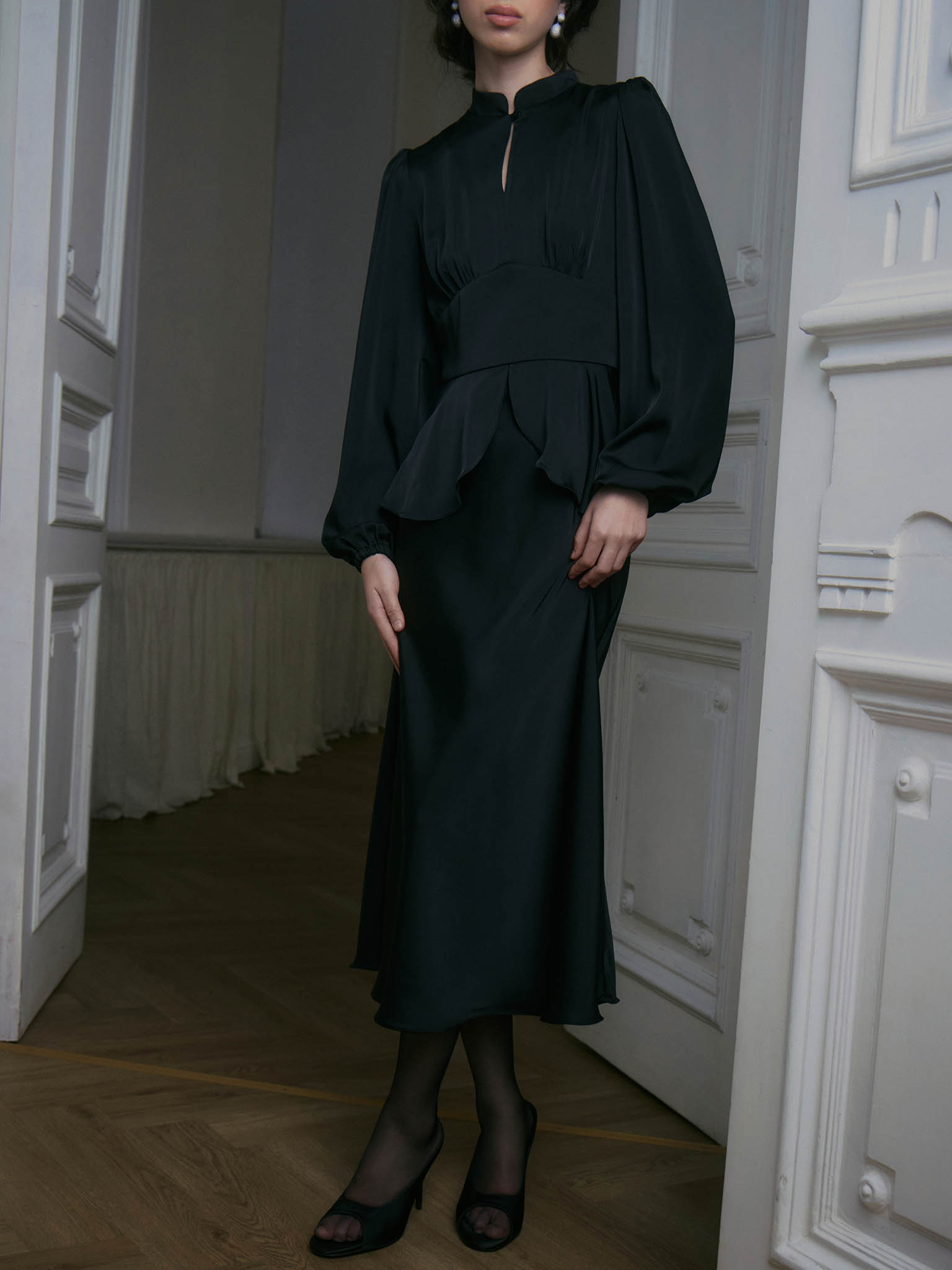 Платье миди с отрезным поясом и баской