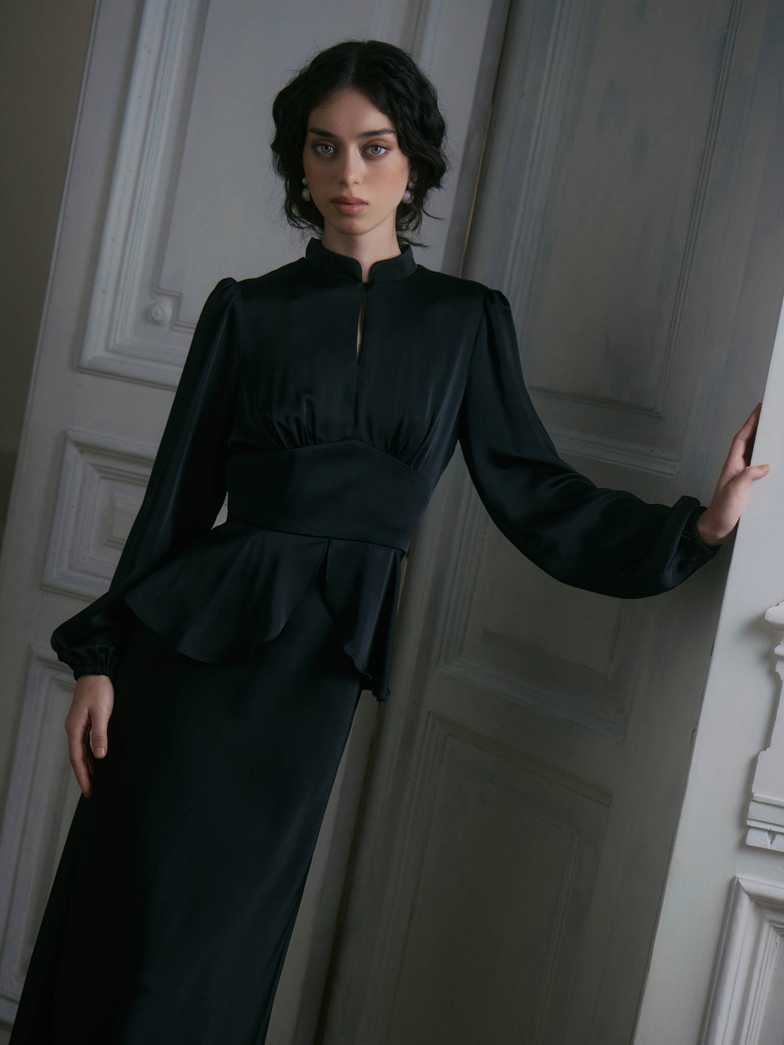 Платье миди с отрезным поясом и баской