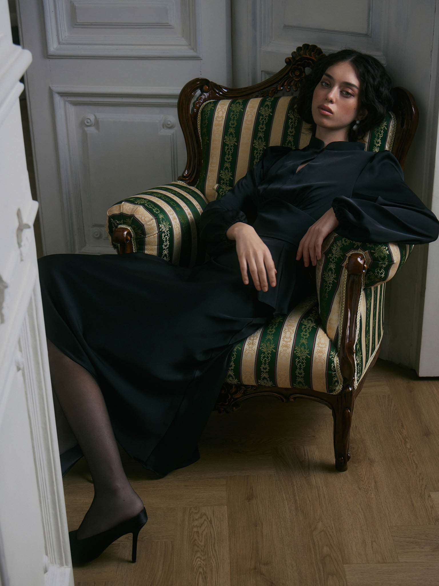 Платье миди с отрезным поясом и баской