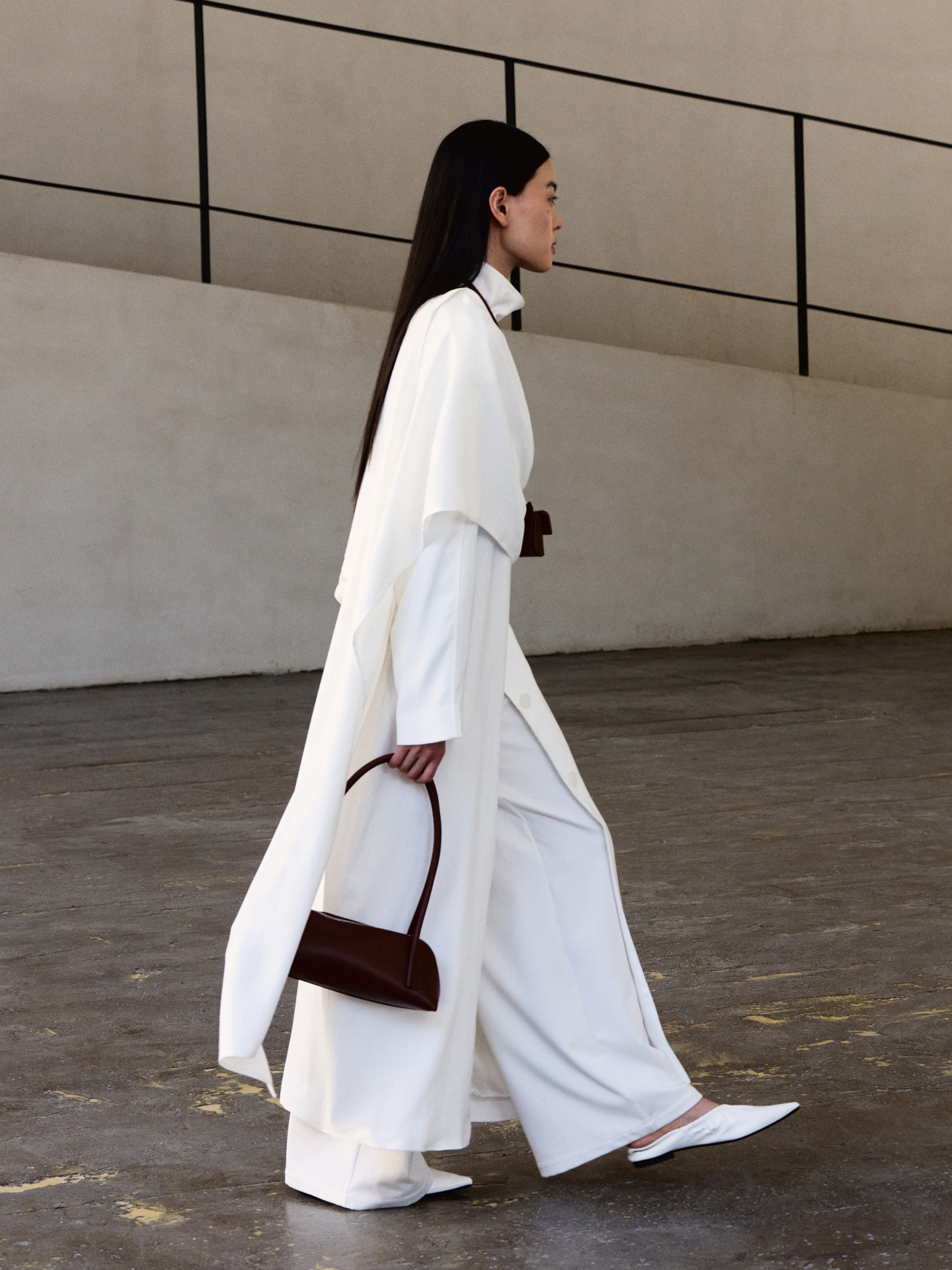 Maxi trench coat with a light scarf