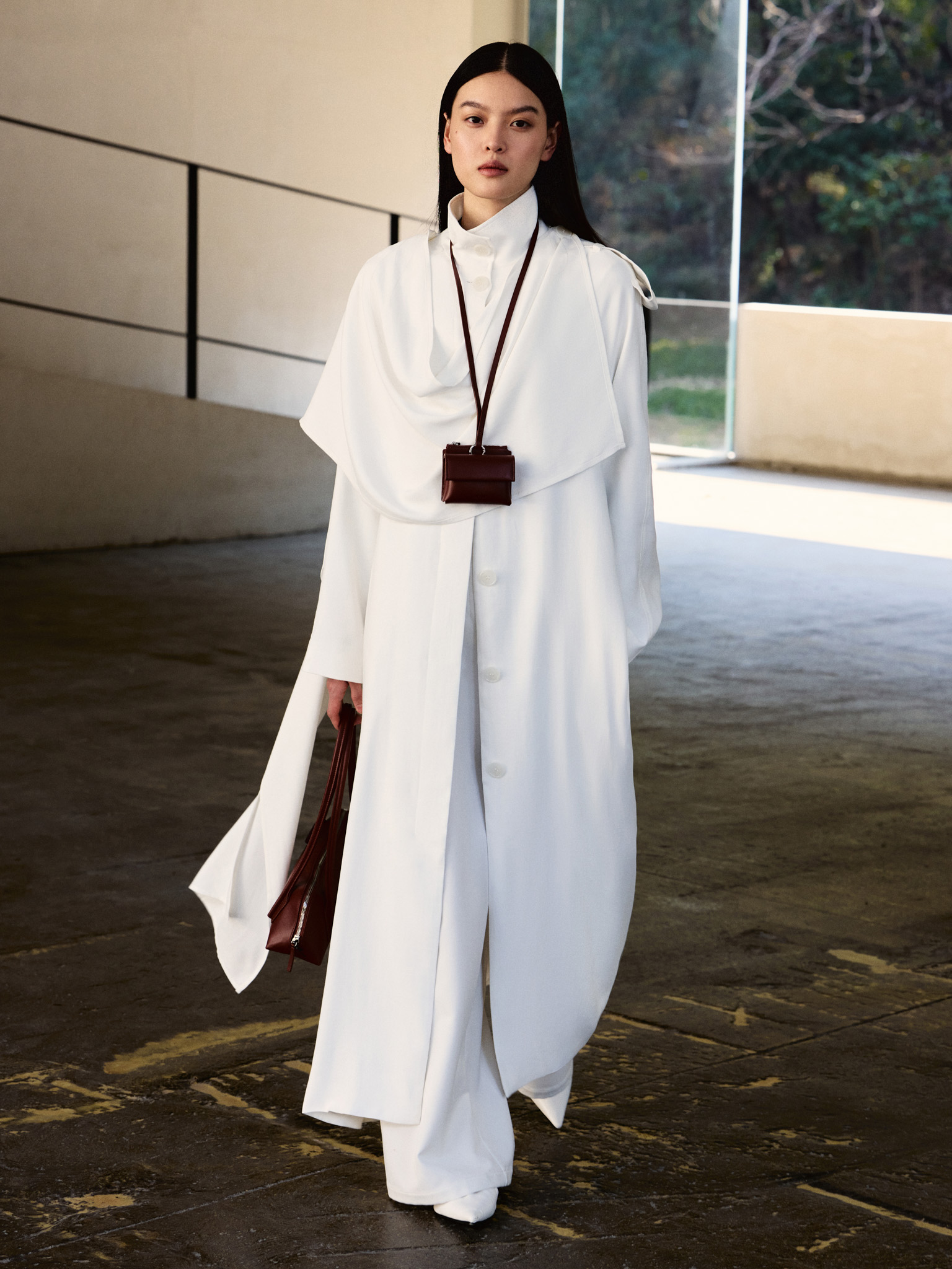 Trench-coat maxi avec une écharpe légère