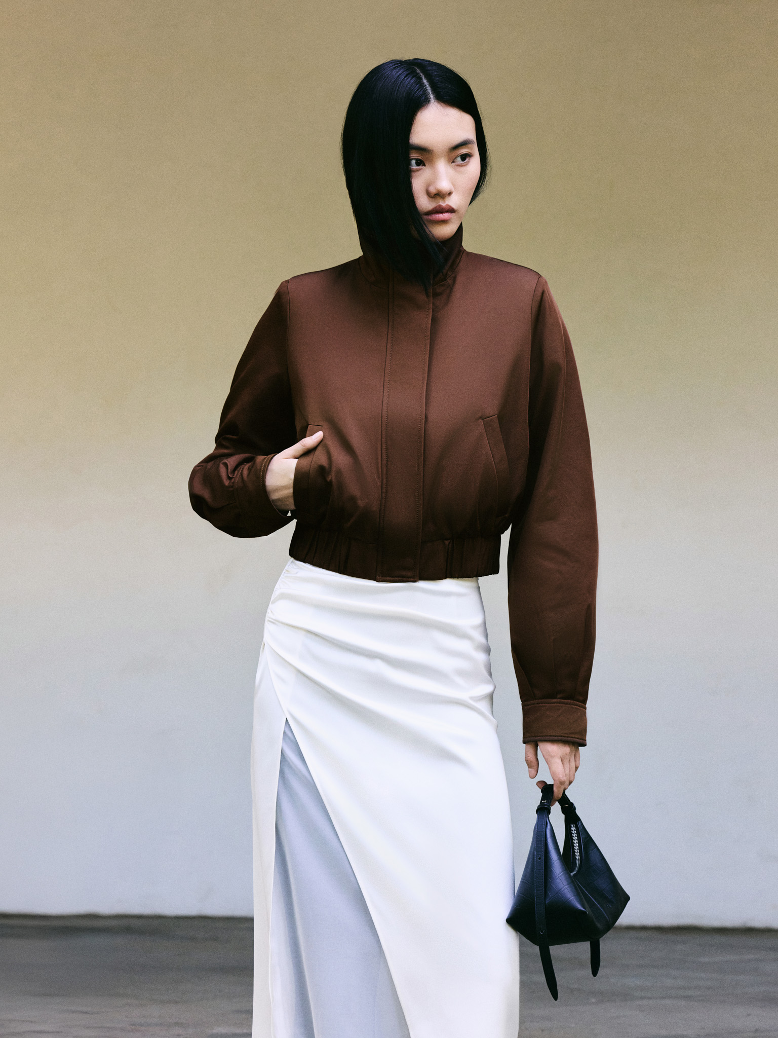 Укороченная куртка с высоким воротником