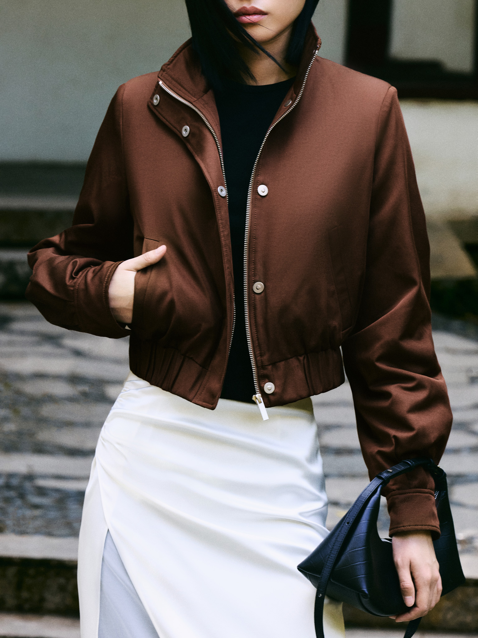 Укороченная куртка с высоким воротником