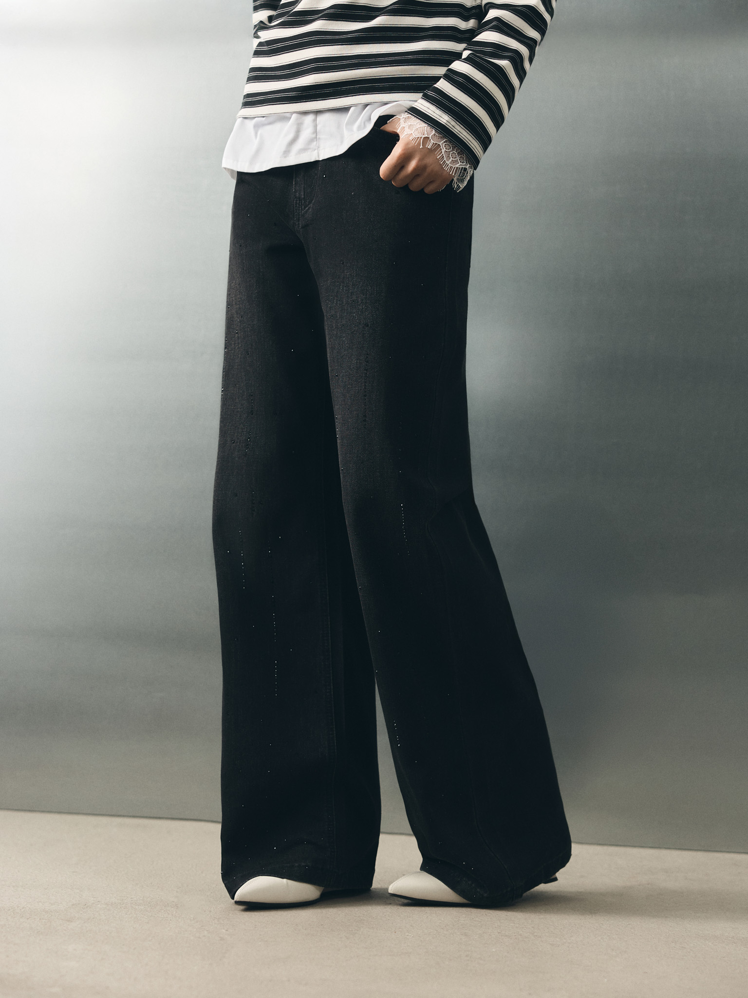 Джинсы прямого кроя в стразах