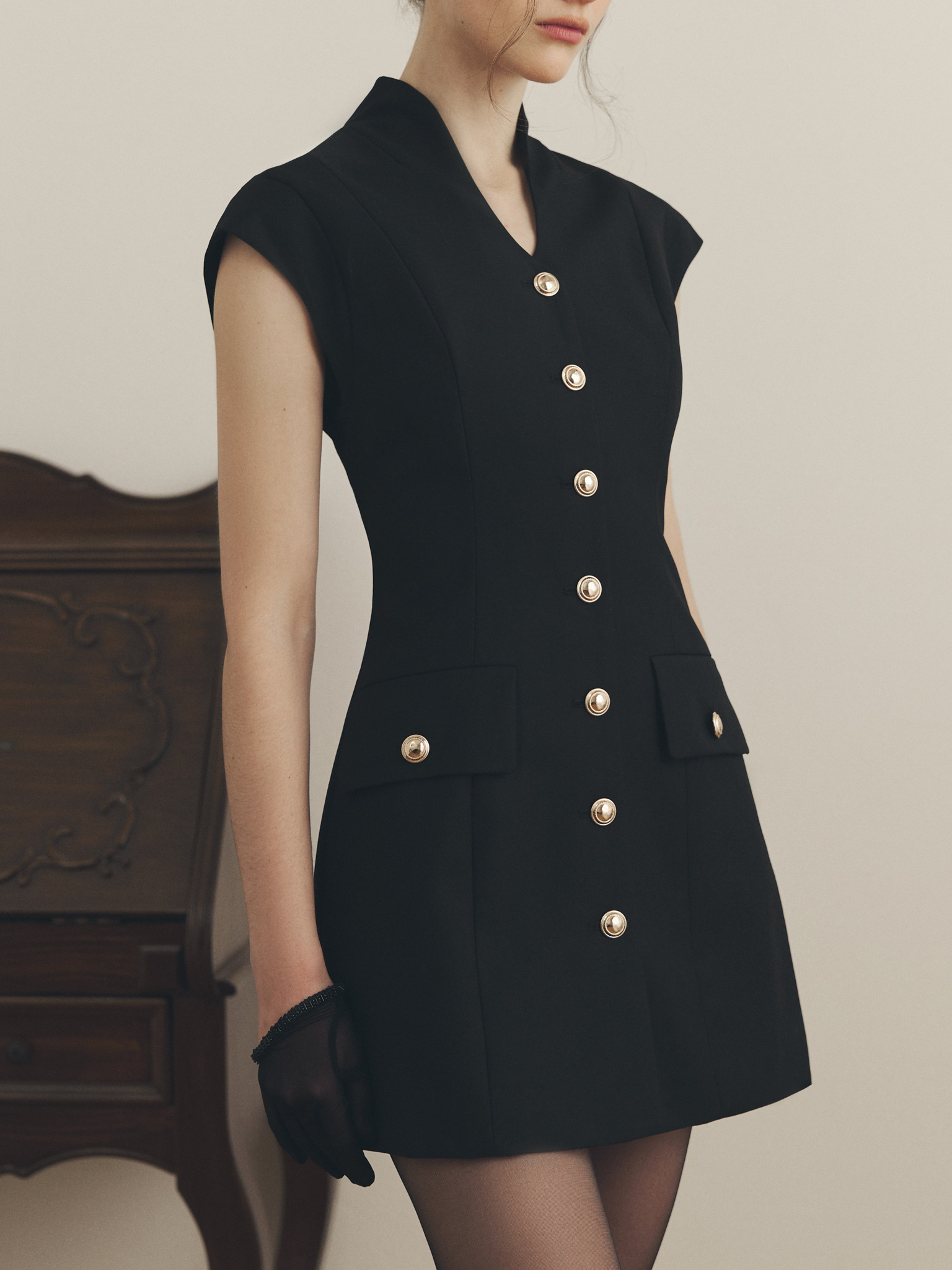 Приталенное платье мини с золотистыми пуговицами