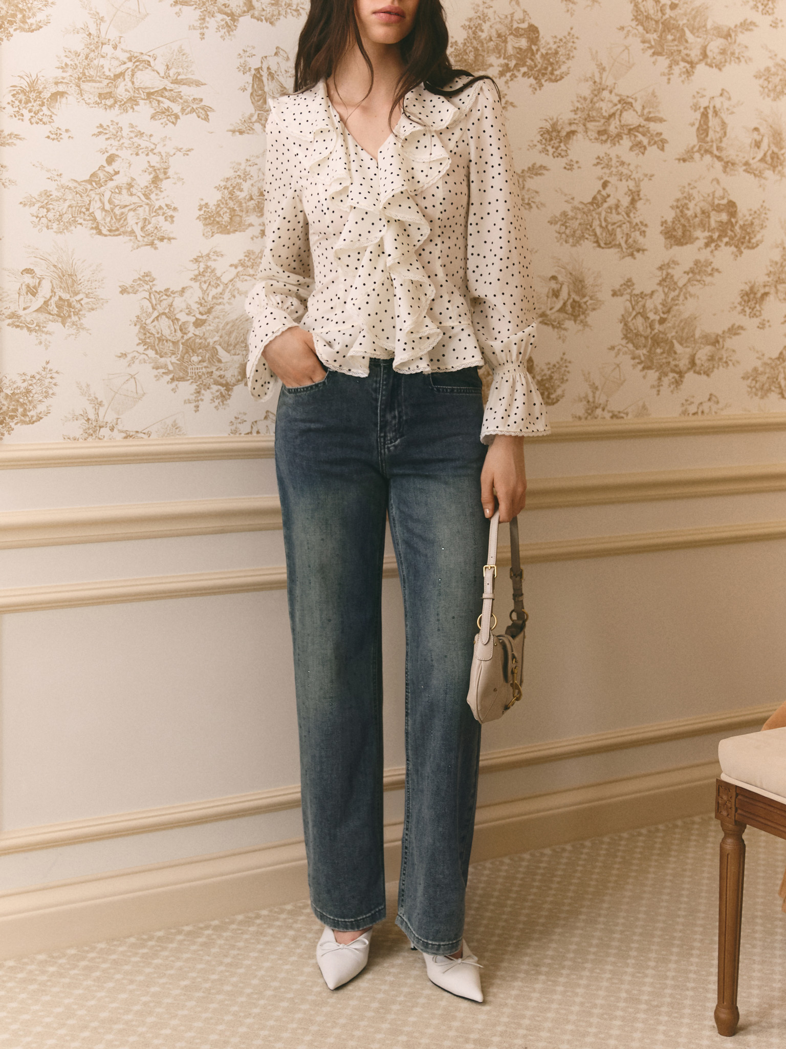 Bluse mit Polka-Dots und Rüschen am Kragen