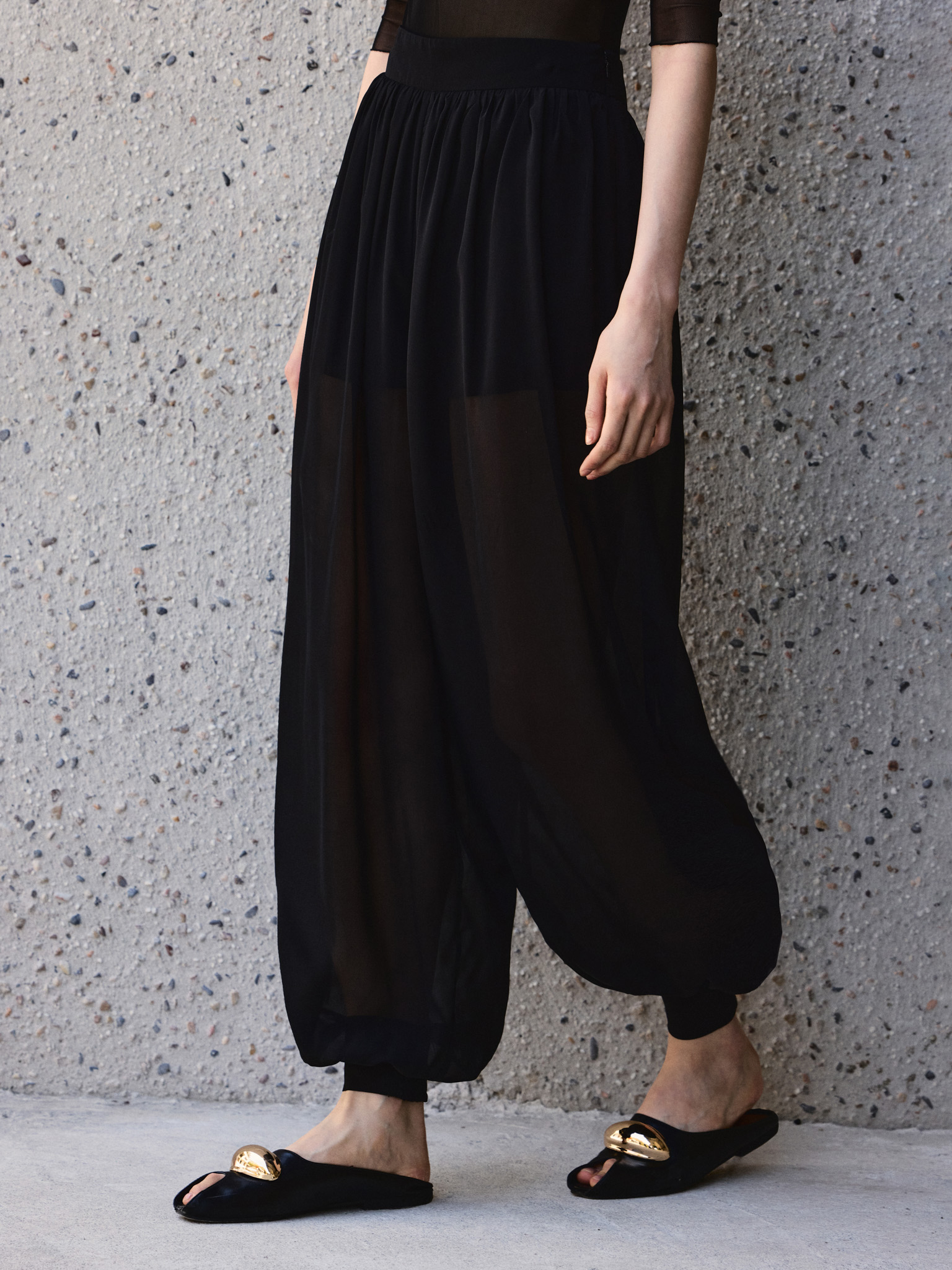 Легкие брюки с широкими манжетами