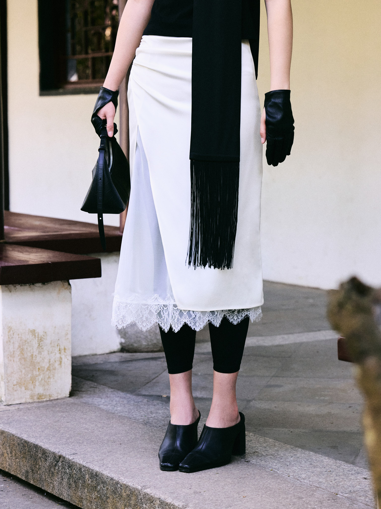 Spódnica midi z satyny z koronkową dekoracją