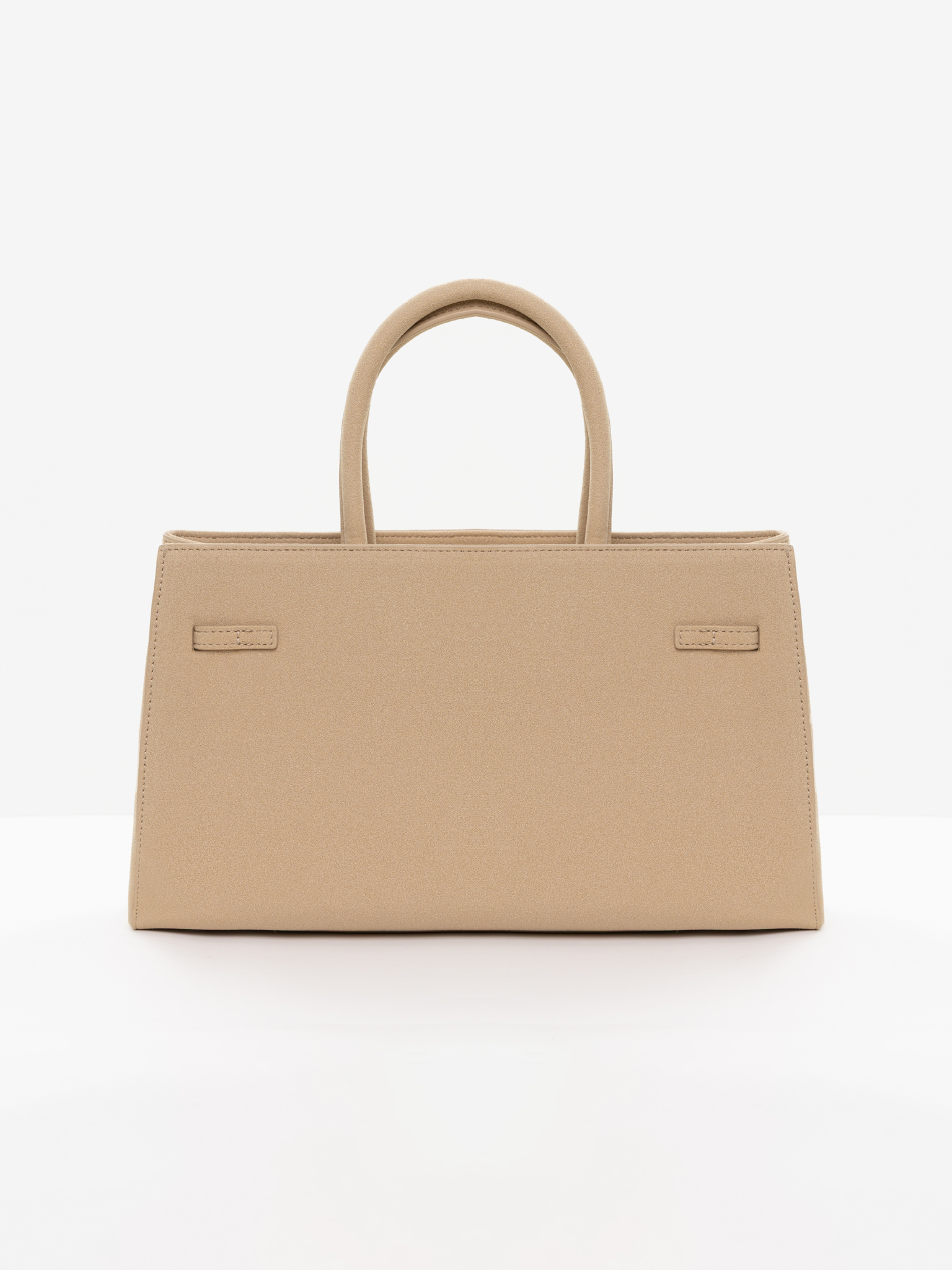 Сумка прямоугольной формы с декоративным ремнем