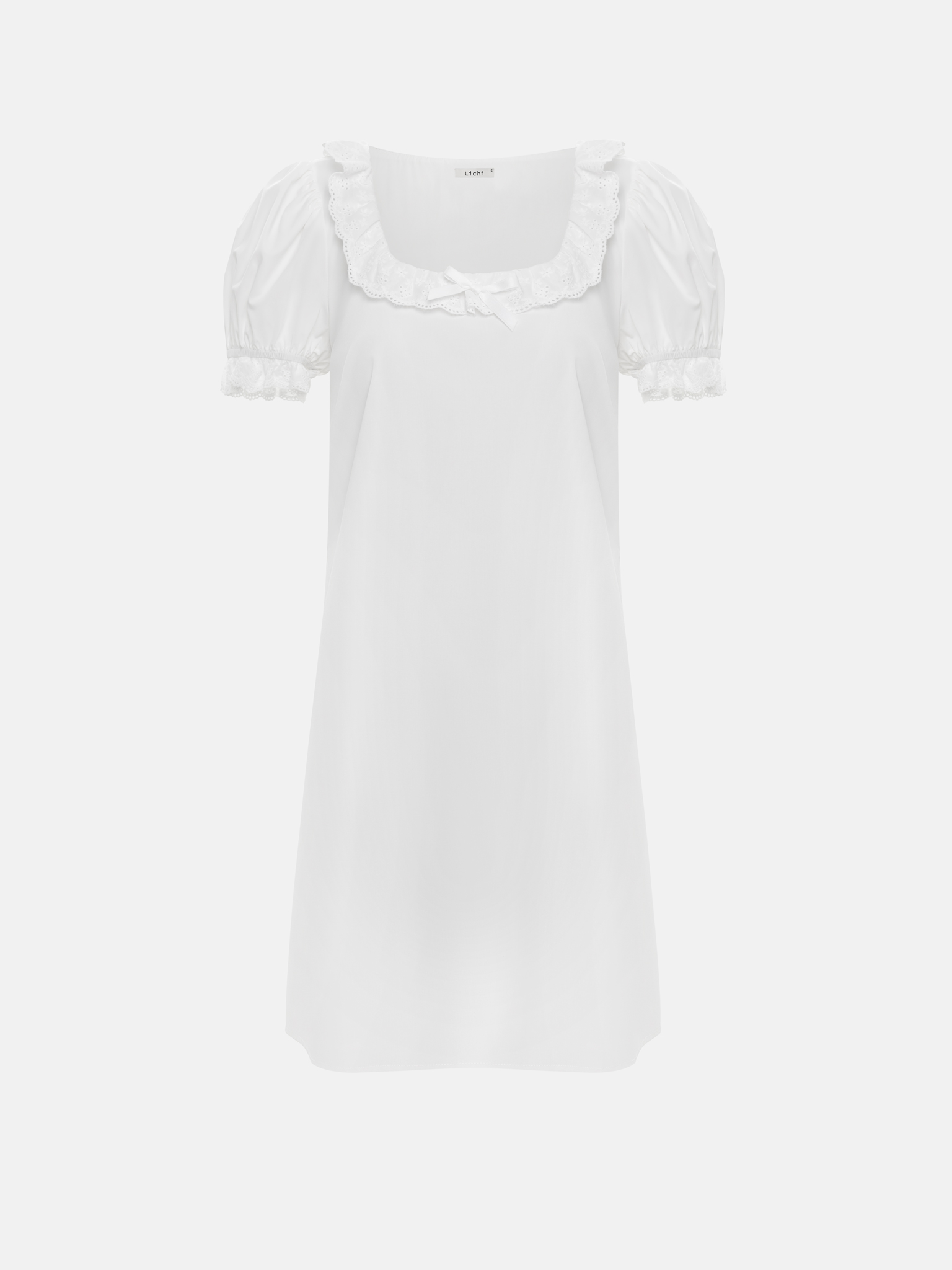 Платье мини из легкой ткани с ажурными оборками