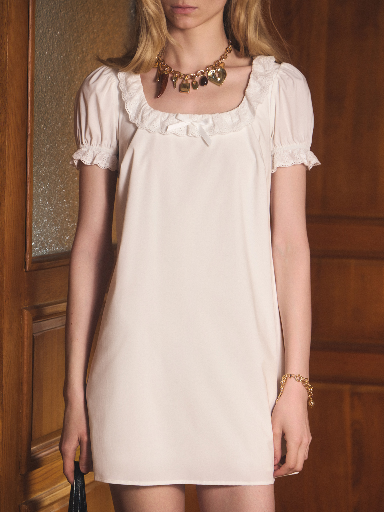 Платье мини из легкой ткани с ажурными оборками