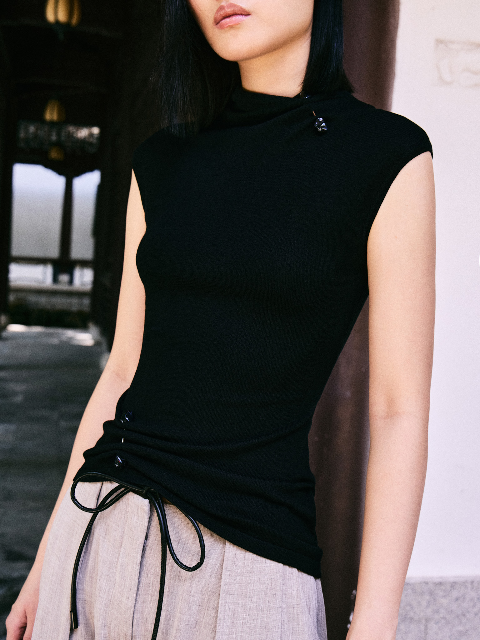 Трикотажный топ из вискозы с металлическим декором