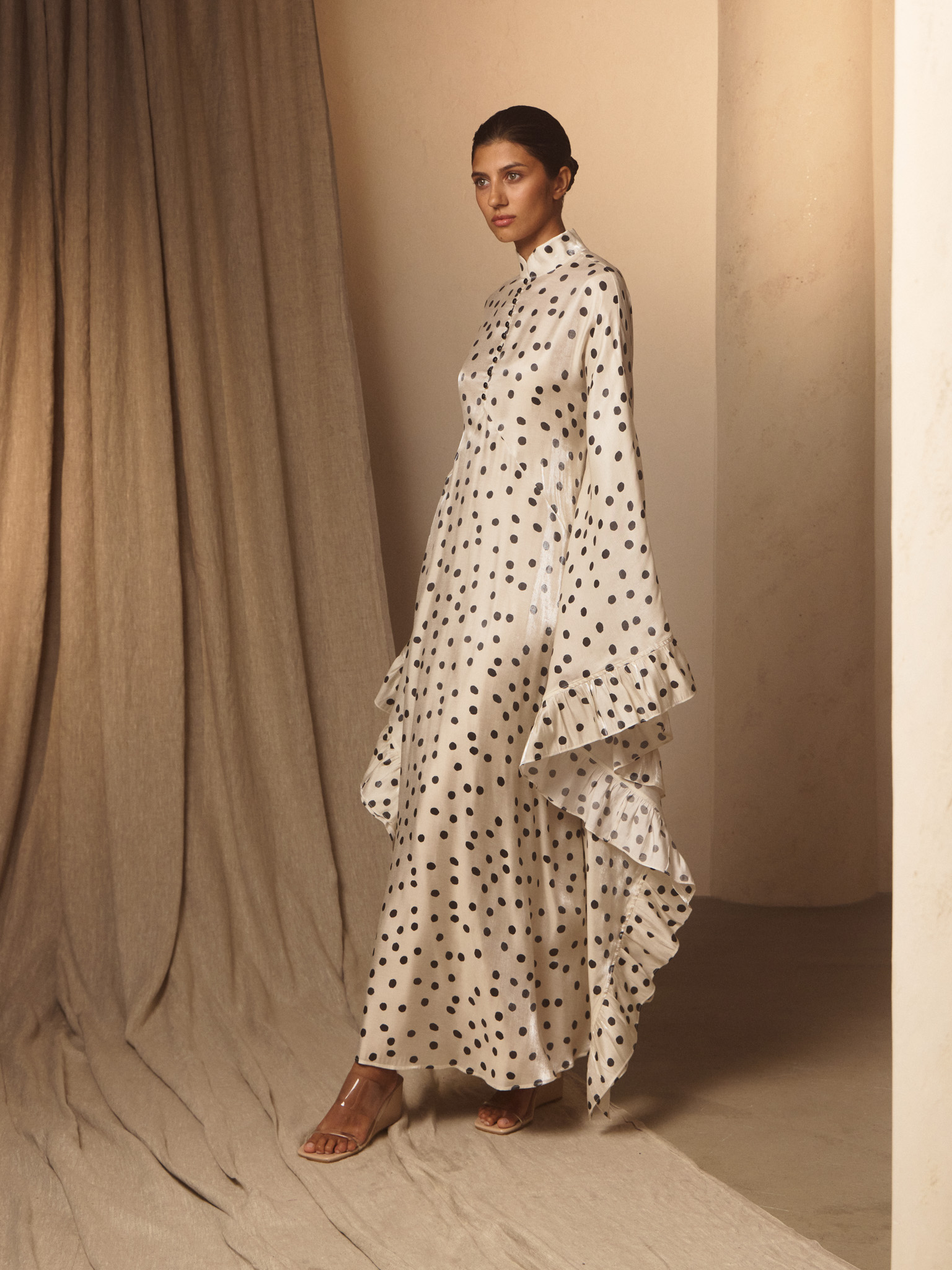 فستان ماكسي منقط بأكمام مكشكشة