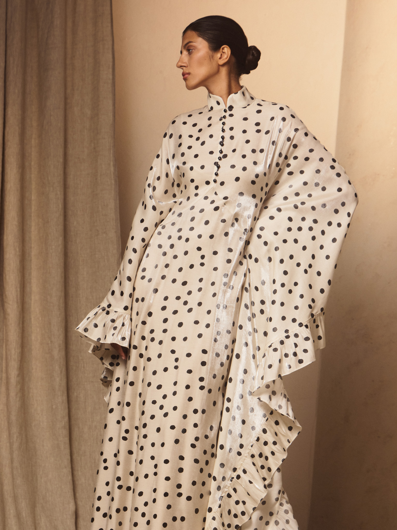 فستان ماكسي منقط بأكمام مكشكشة