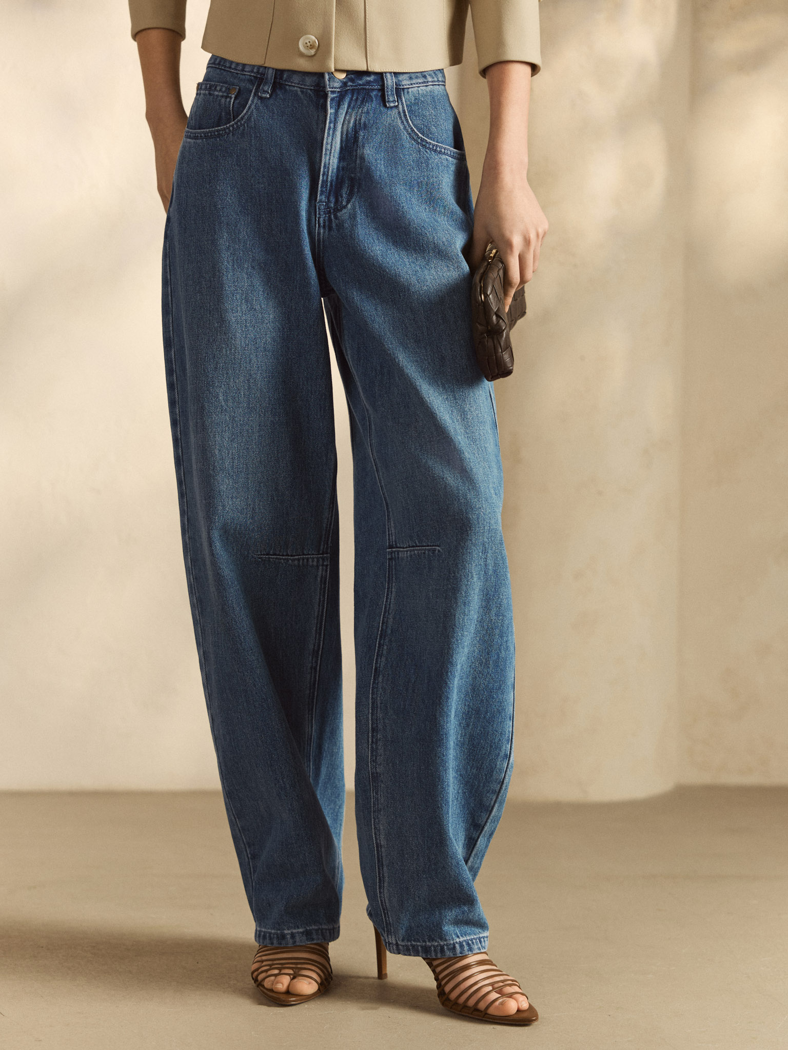 Свободные джинсы со строчкой на коленях