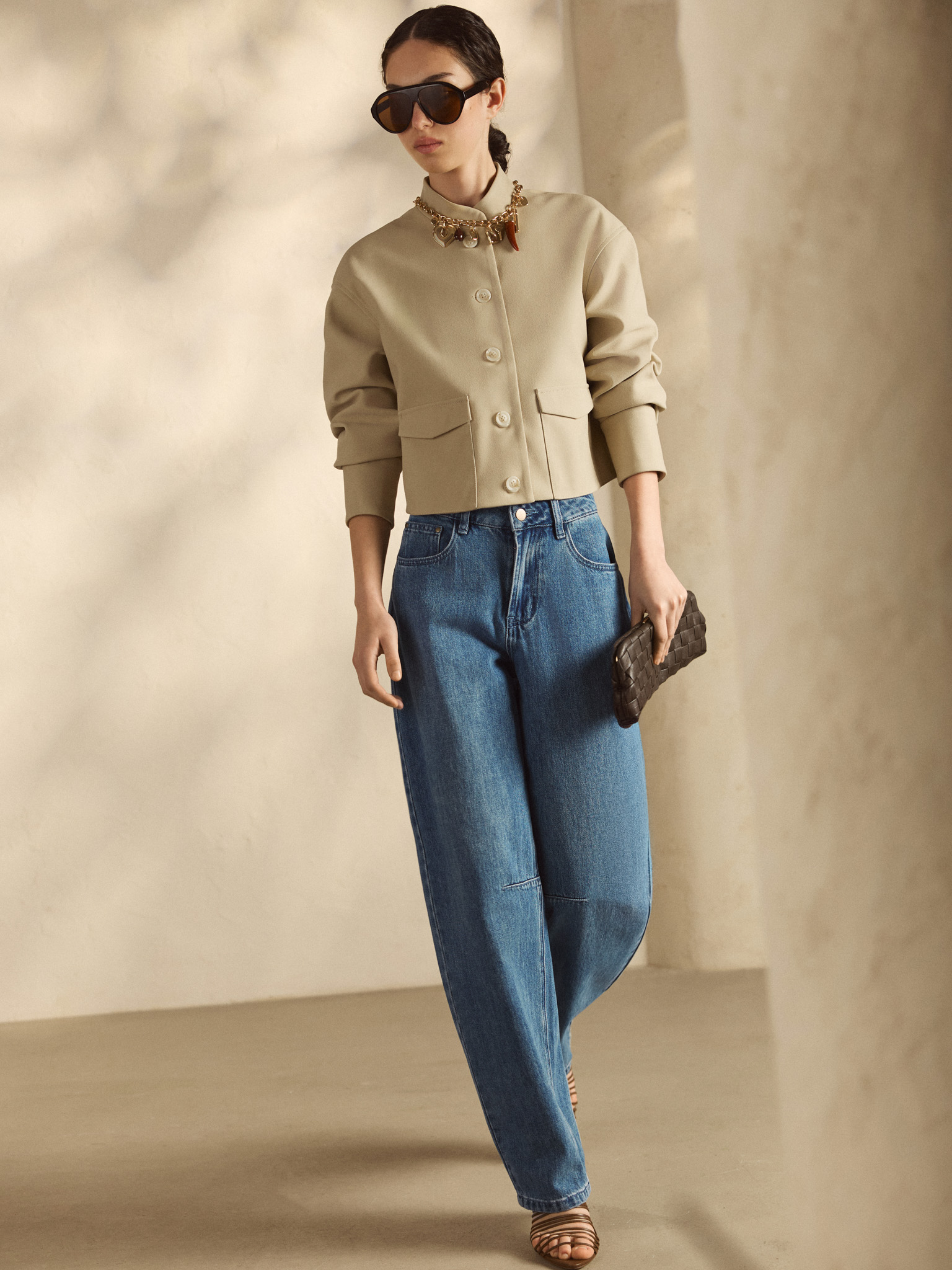 Свободные джинсы со строчкой на коленях