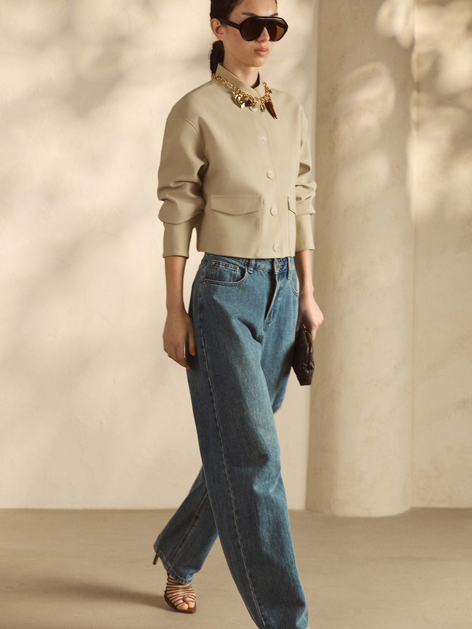 Свободные джинсы со строчкой на коленях