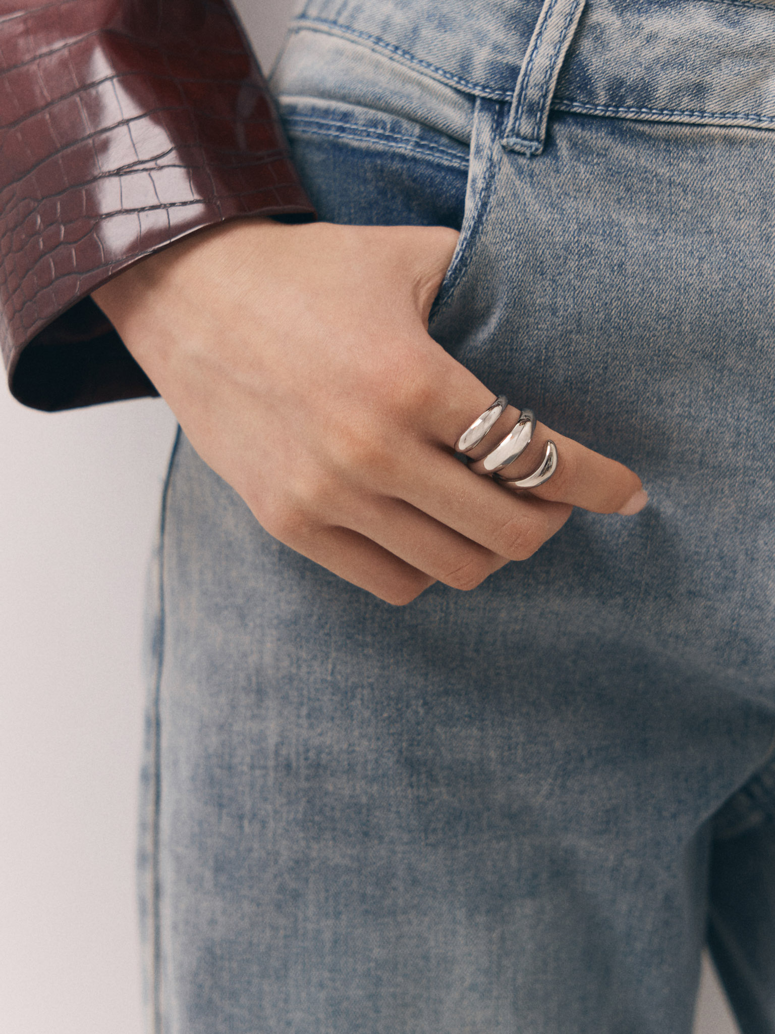 Curved ring in glossy metal