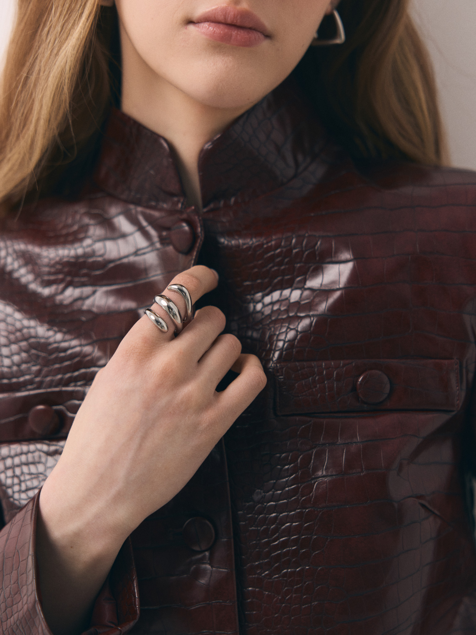 Curved ring in glossy metal