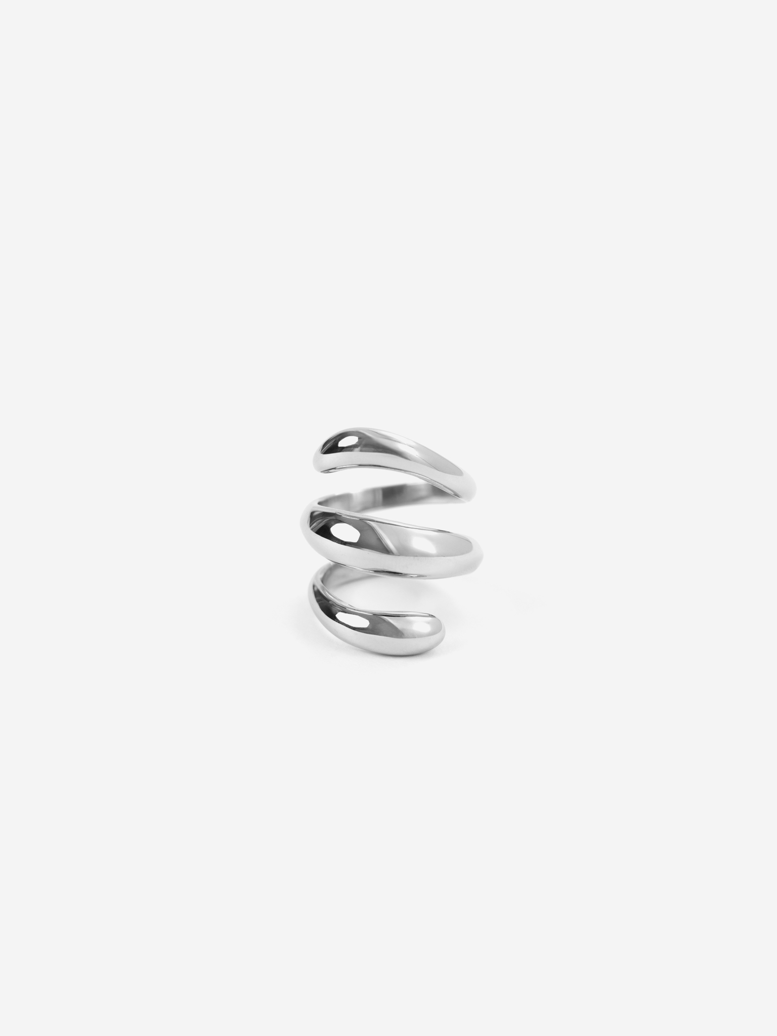 Curved ring in glossy metal