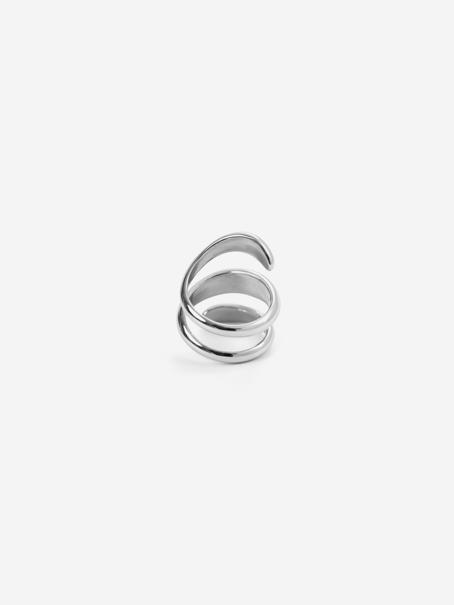 Curved ring in glossy metal