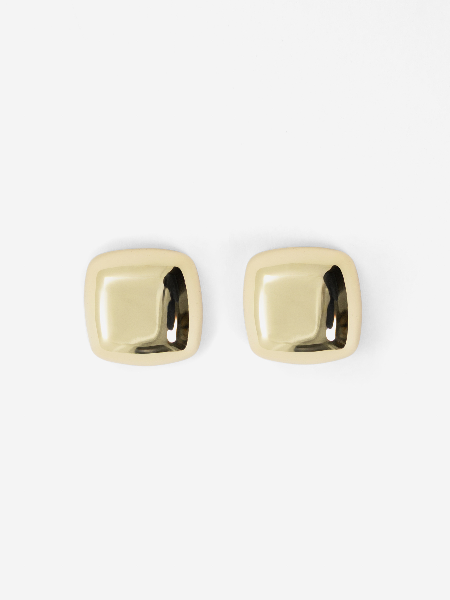 Voluminous square-shaped stud earrings