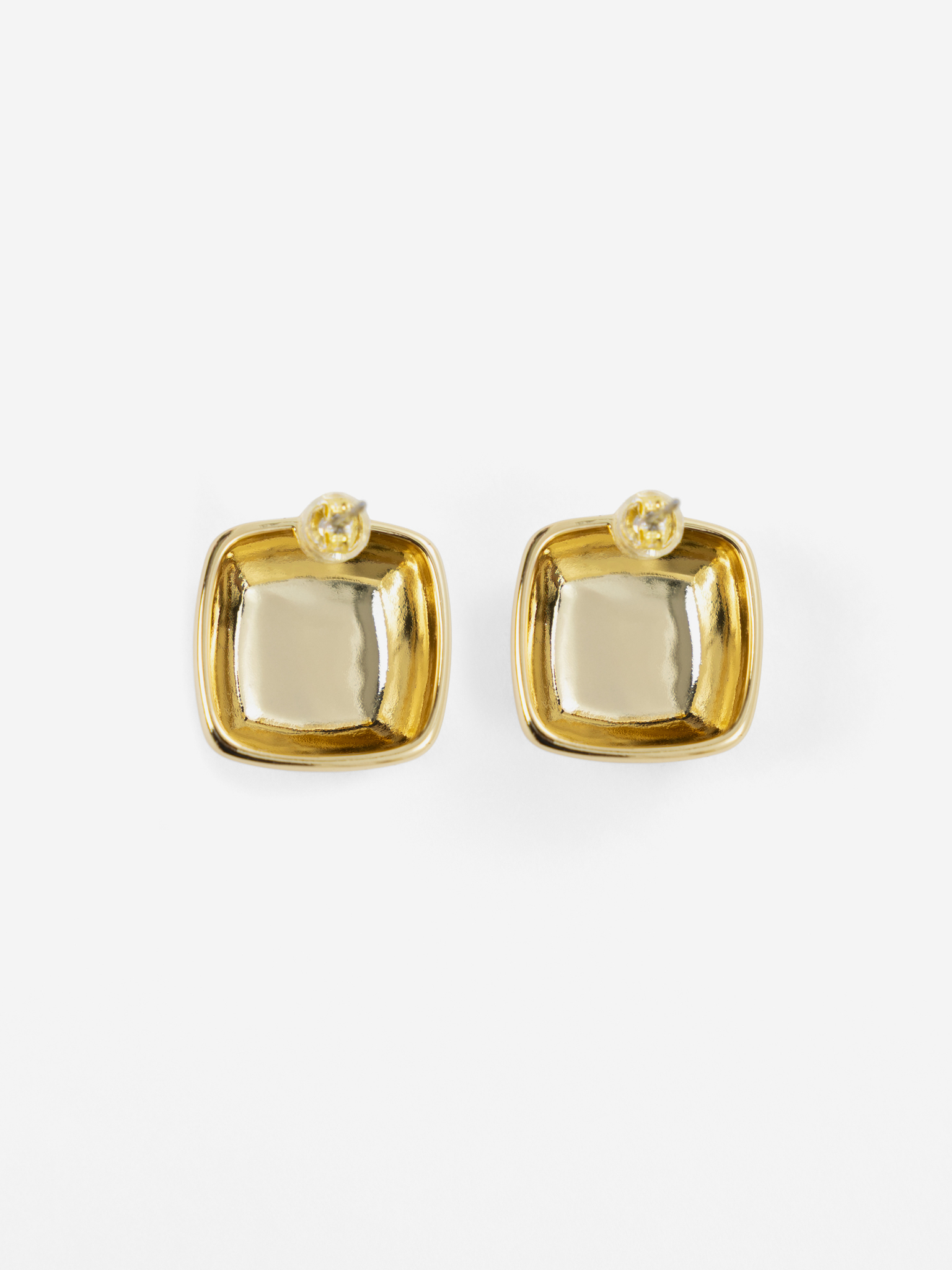 Voluminous square-shaped stud earrings