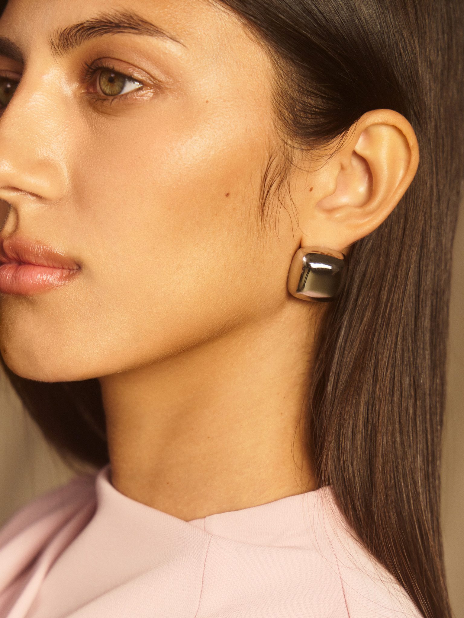 Объемные серьги-пусеты квадратной формы