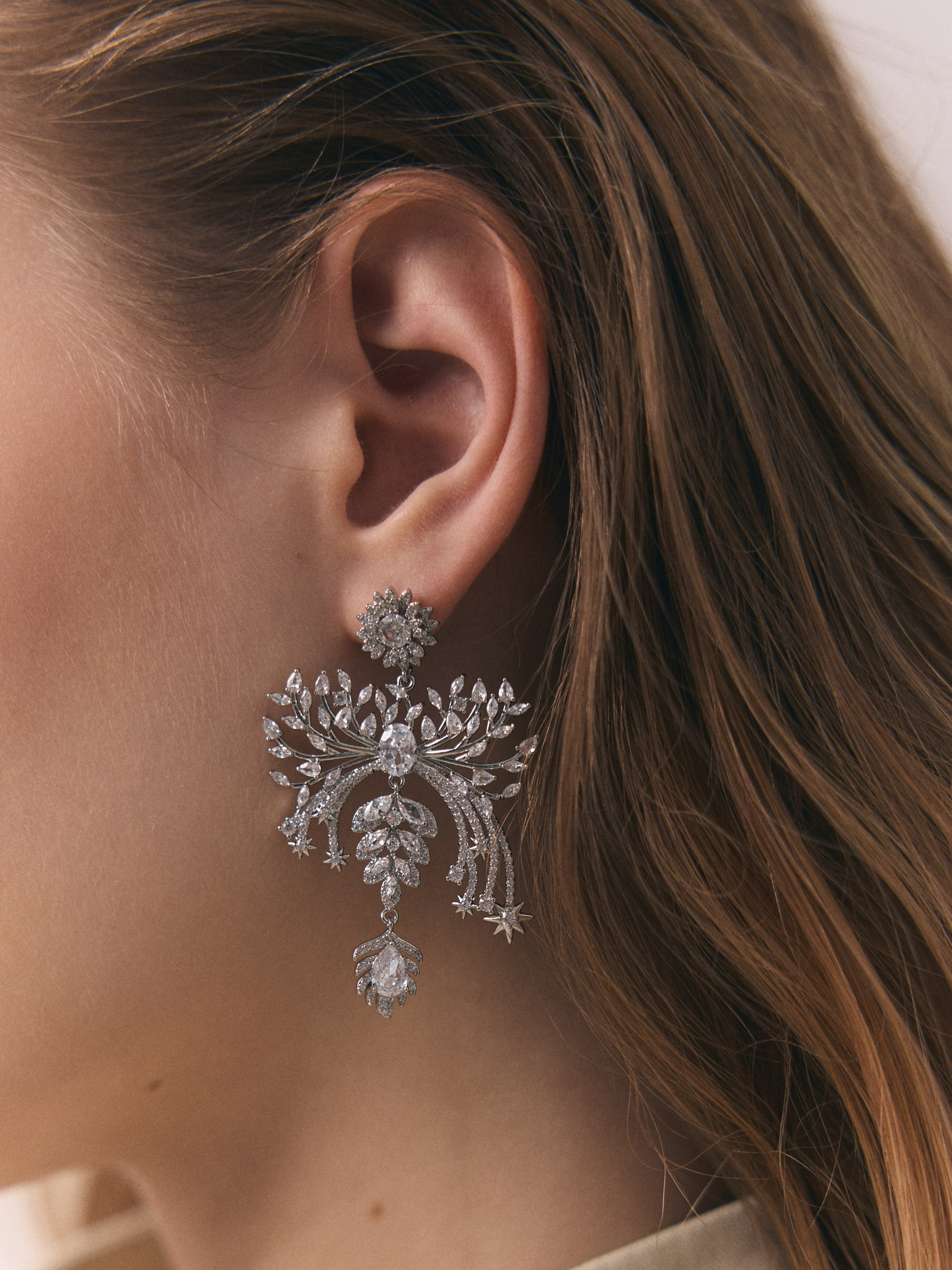 Kolczyki sztyfty o oryginalnym kształcie, wykonane z kamieni różnej wielkości