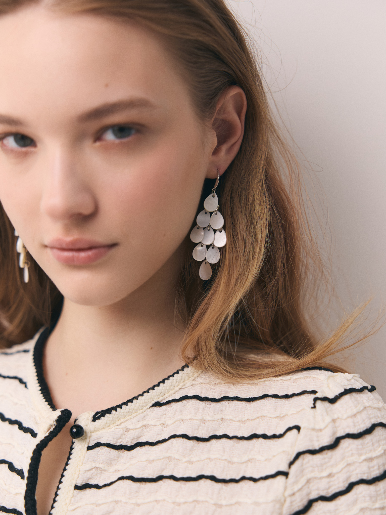 Stud earrings with pearl pendants