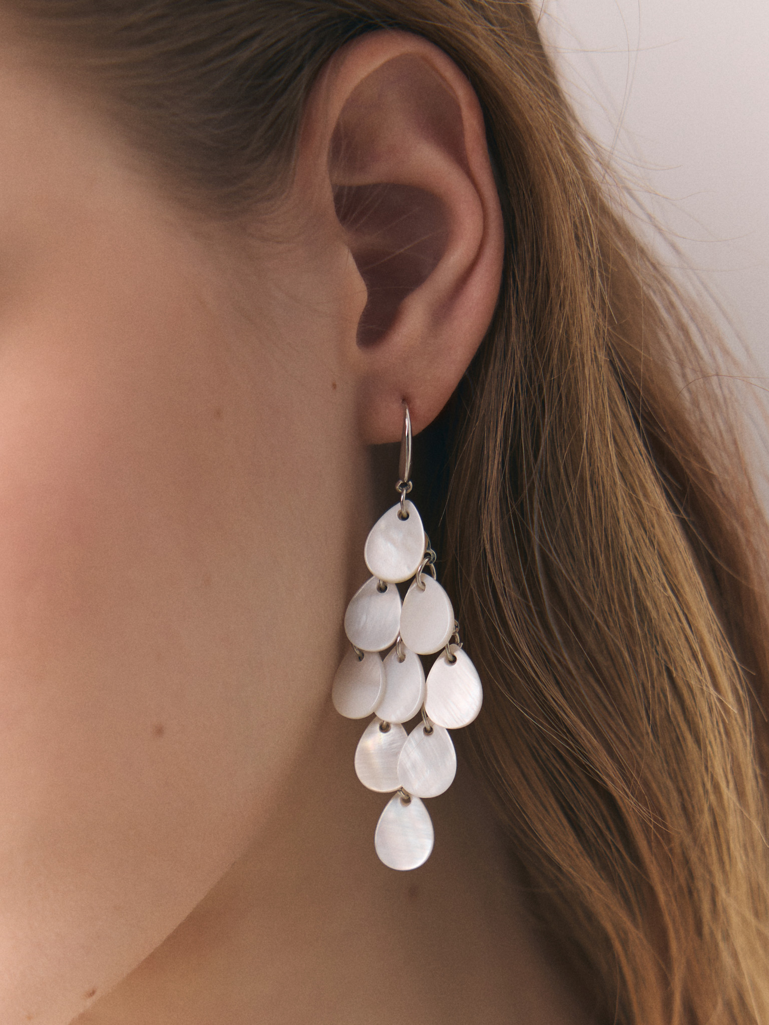 Stud earrings with pearl pendants