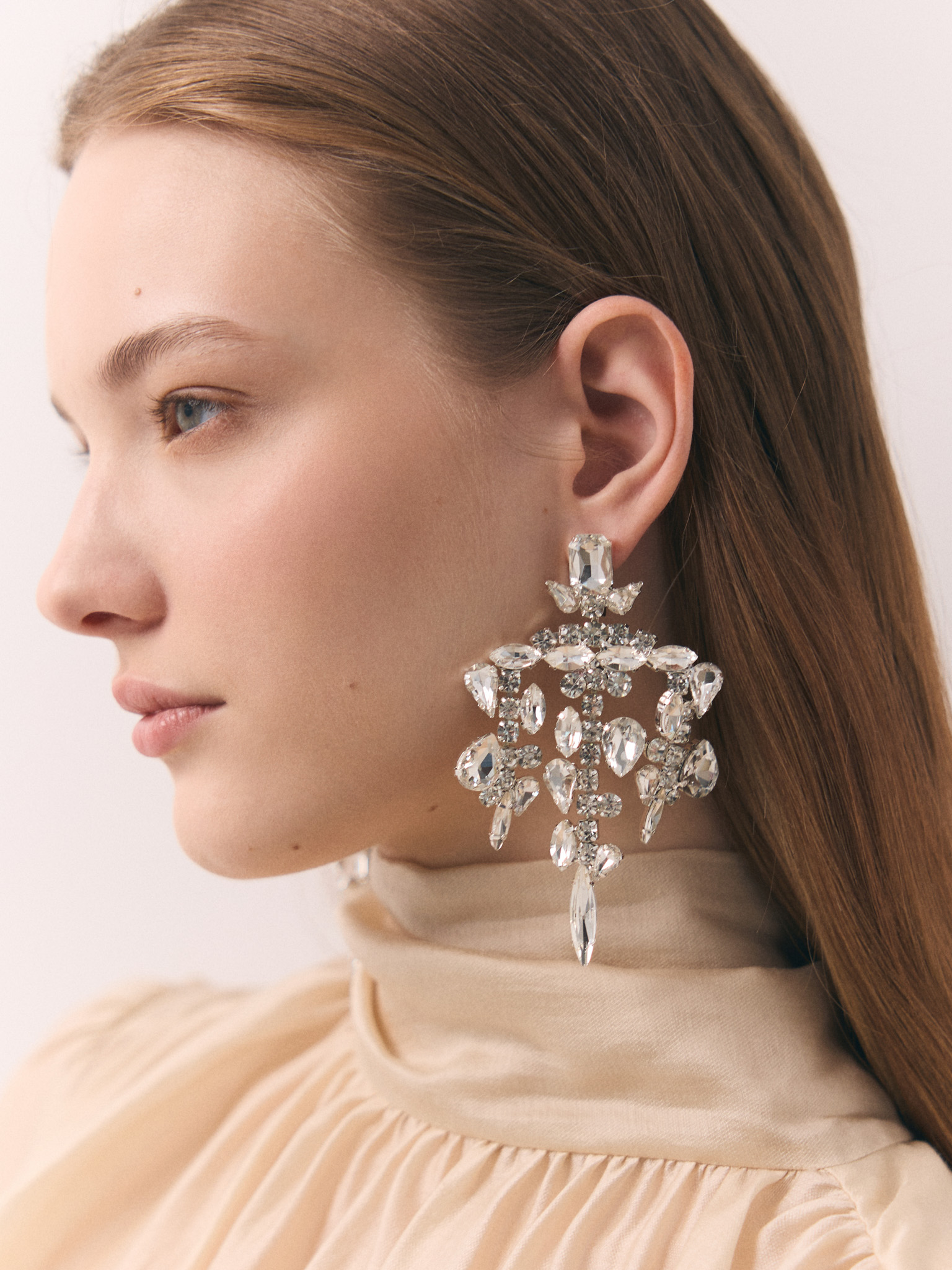Chunky earrings with different-sized stones