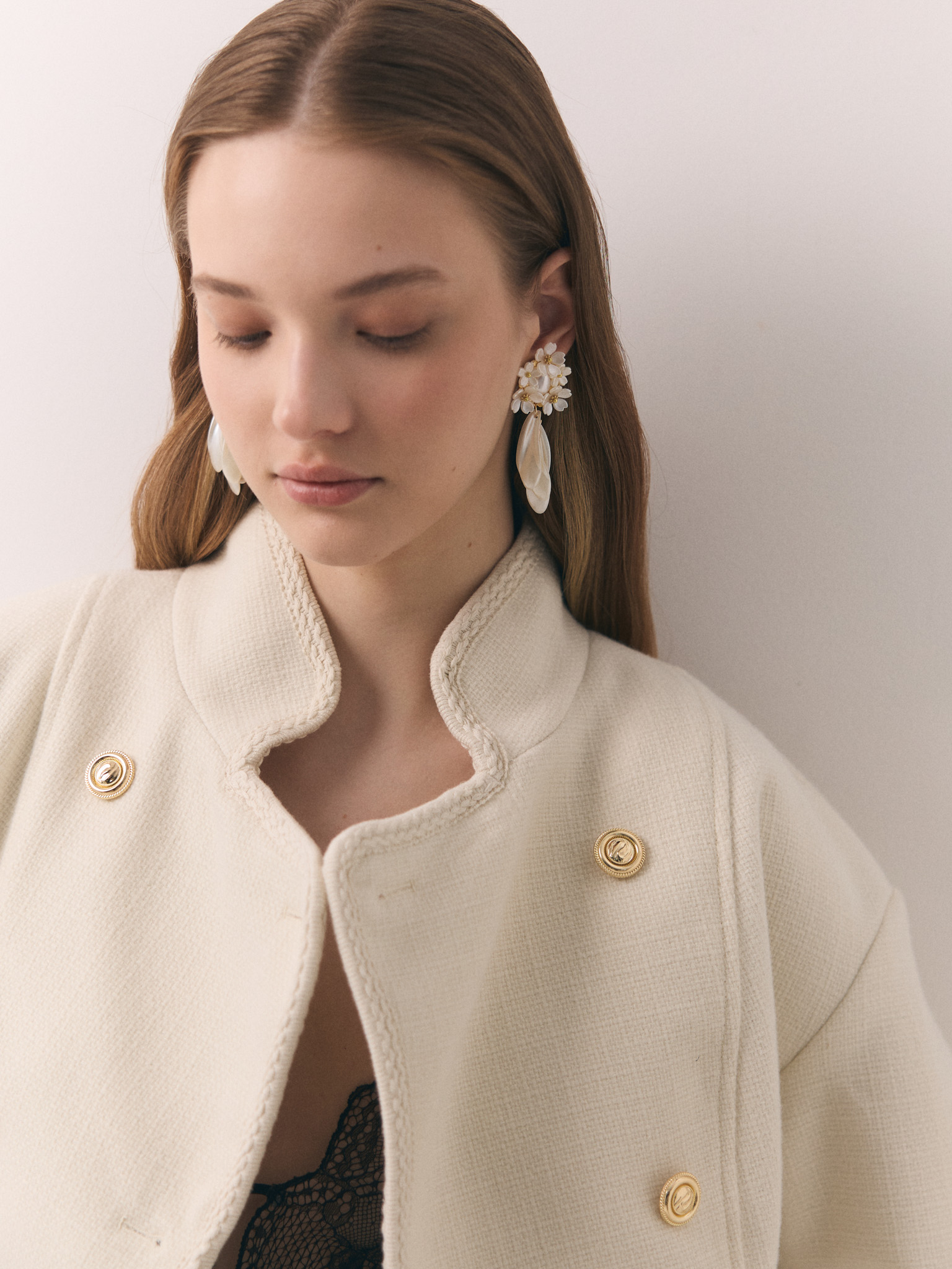 Flower-shaped earrings with dangling petals