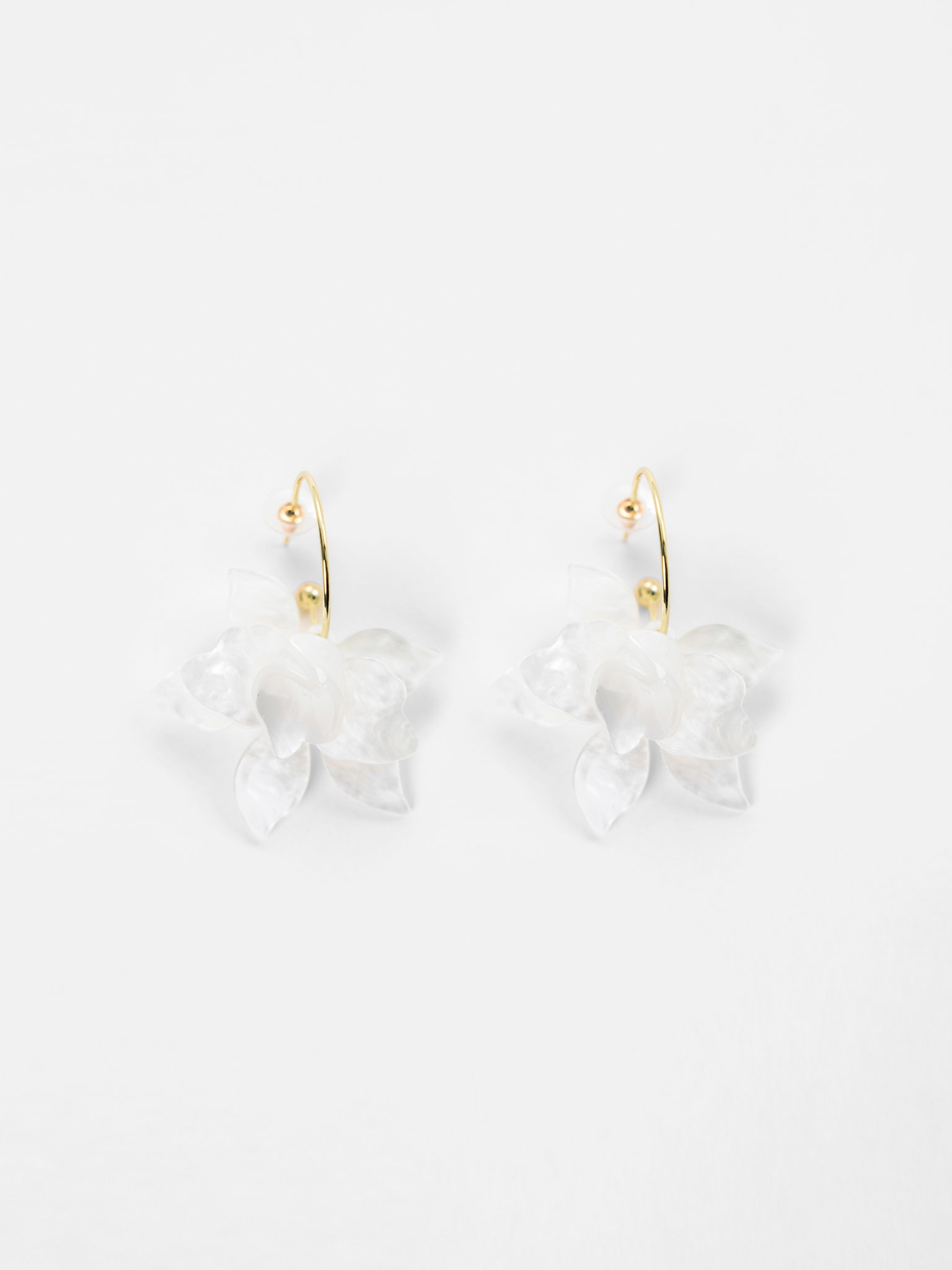 Тонкие серьги-кольца с крупными лепестками