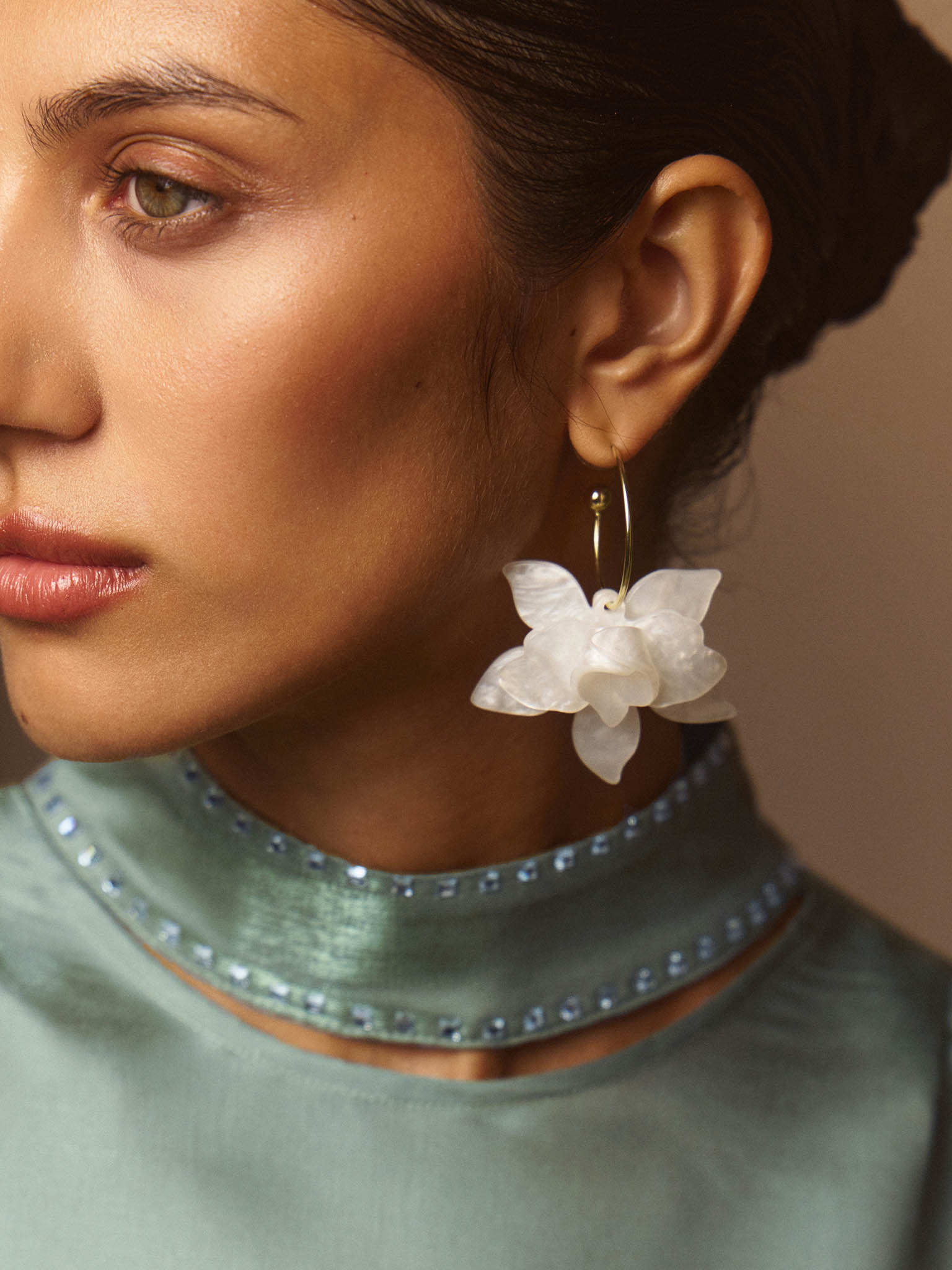 Тонкие серьги-кольца с крупными лепестками