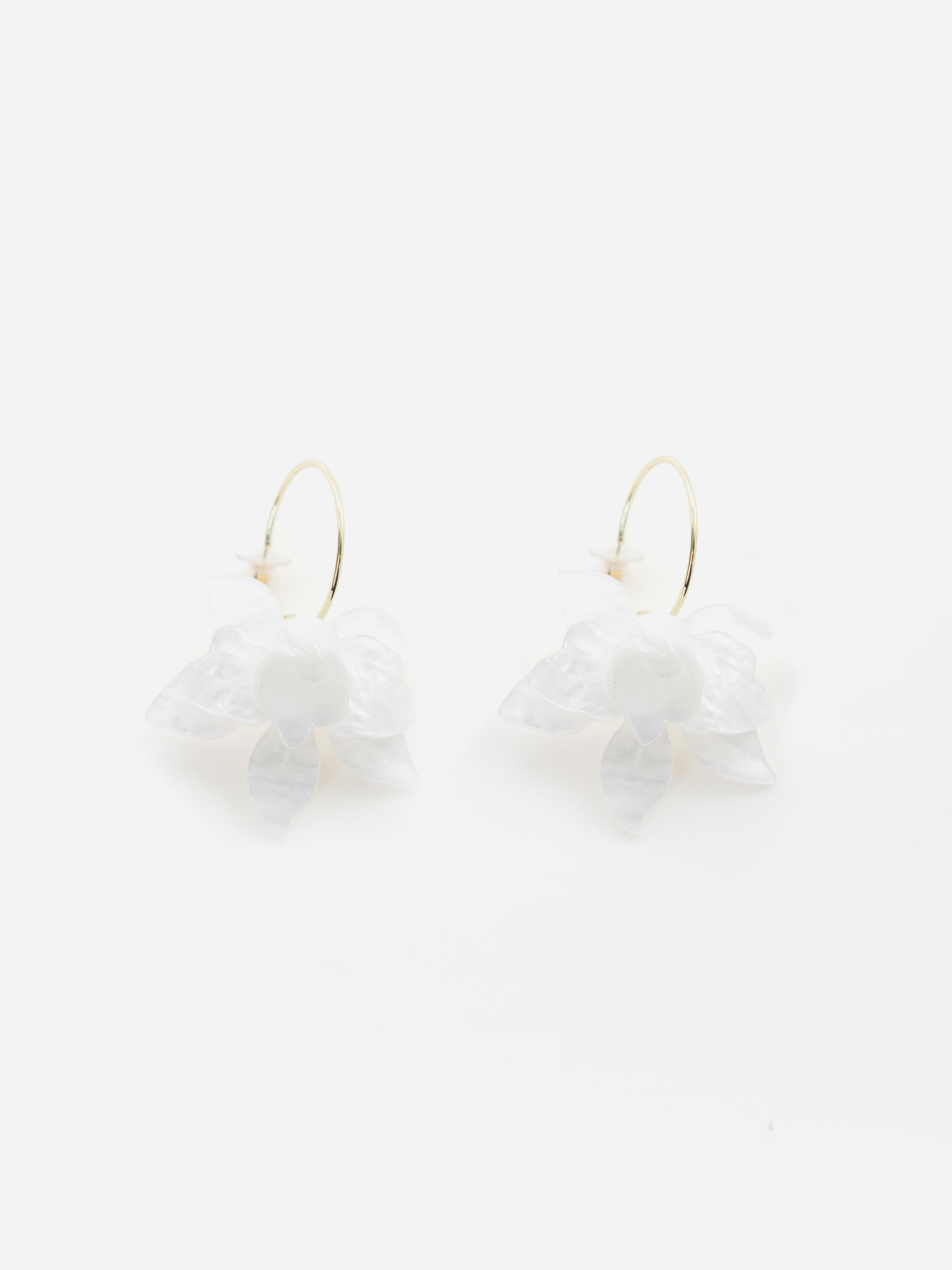 Тонкие серьги-кольца с крупными лепестками