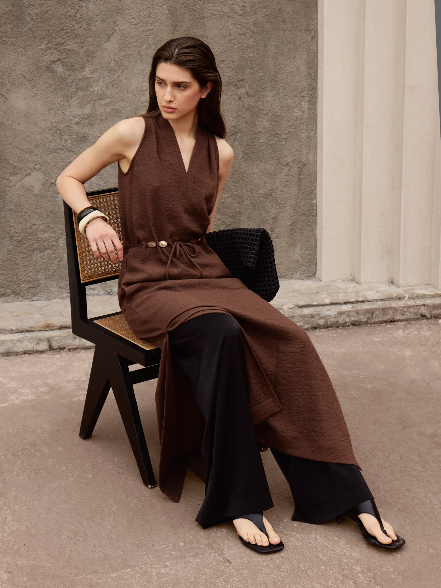 Платье макси из вискозы с открытыми плечами и поясом в тон