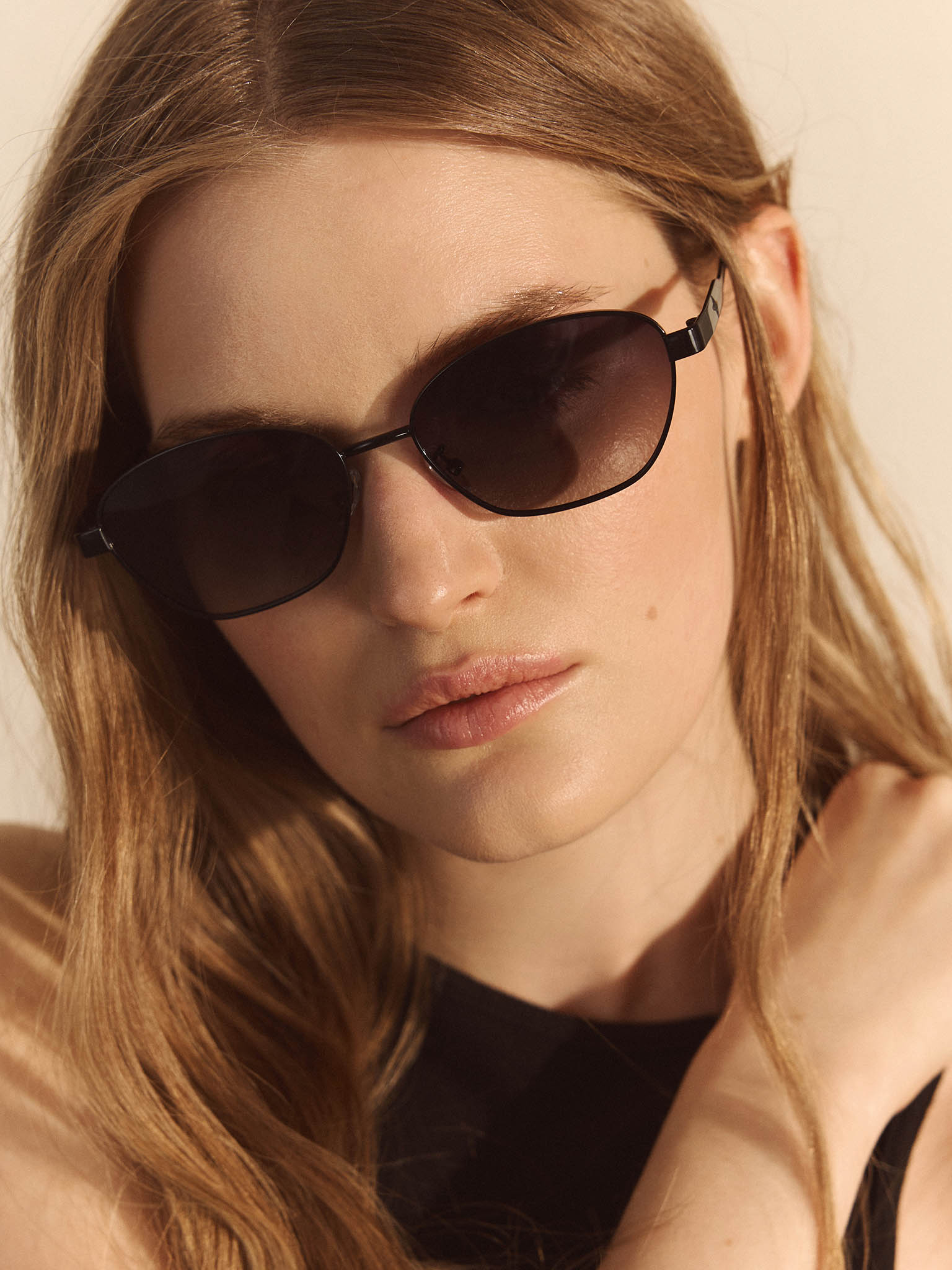 Солнцезащитные очки в металлической оправе