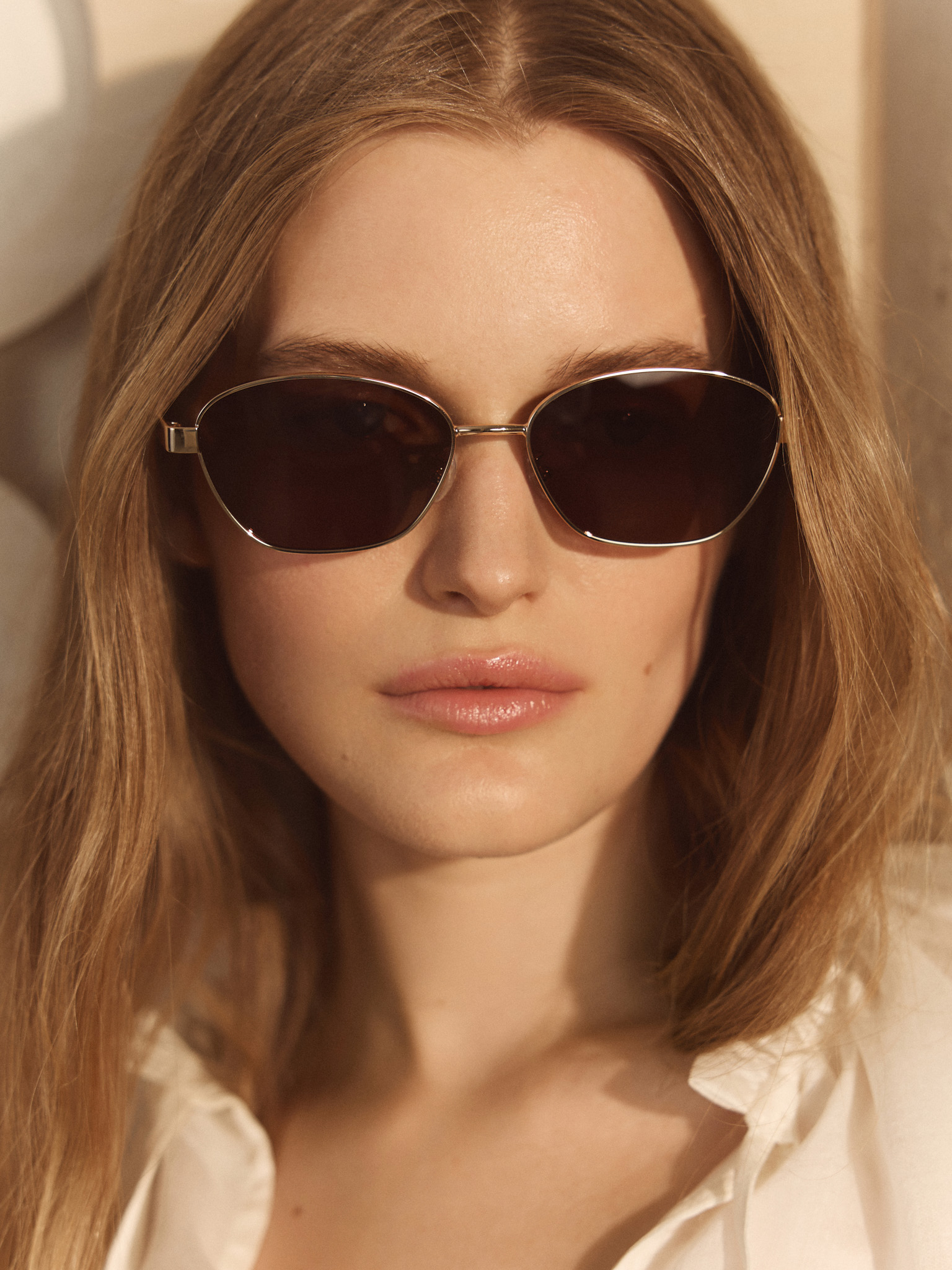 Солнцезащитные очки в металлической оправе