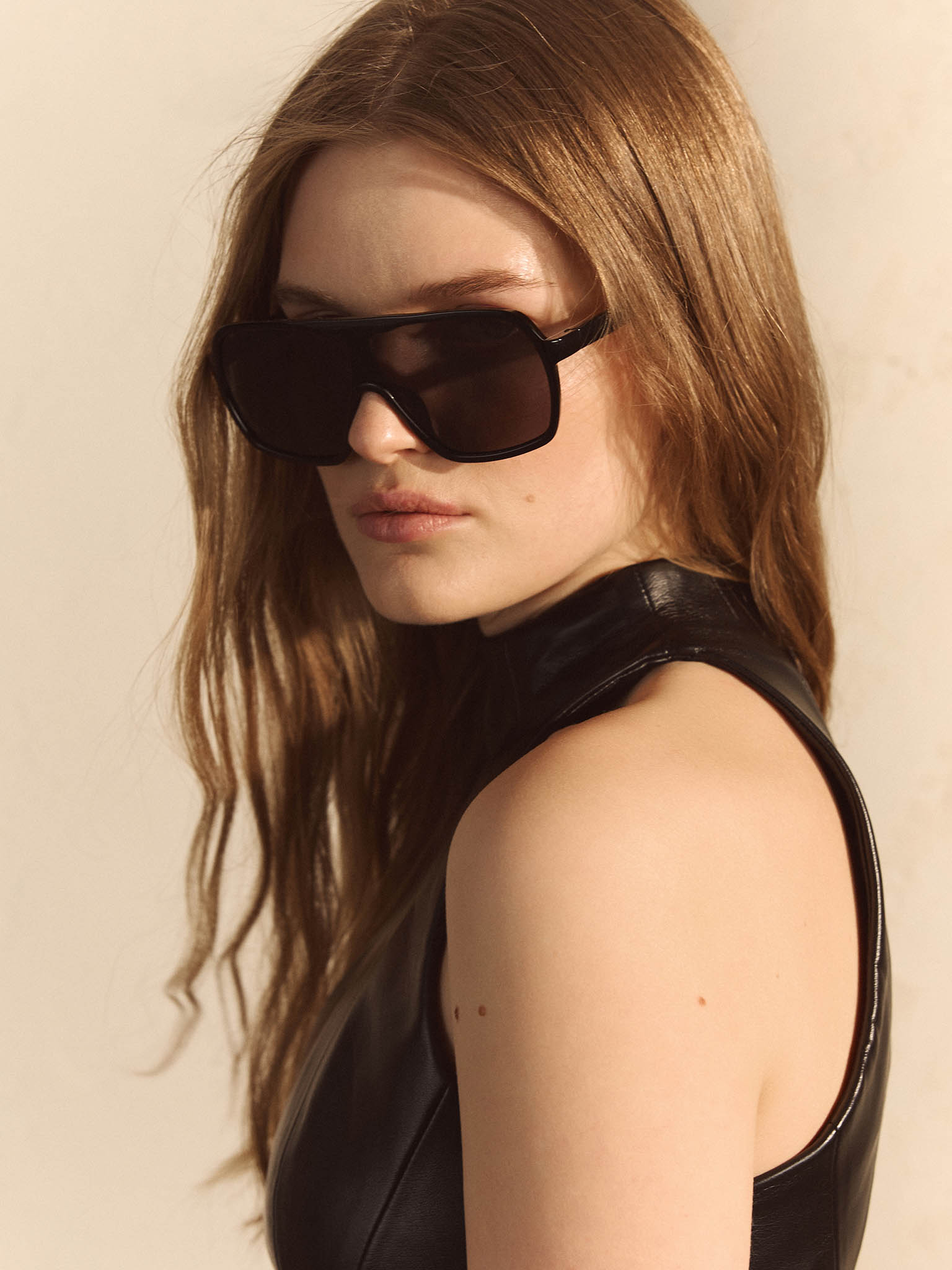 Солнцезащитные очки-маска в тонкой пластиковой оправе