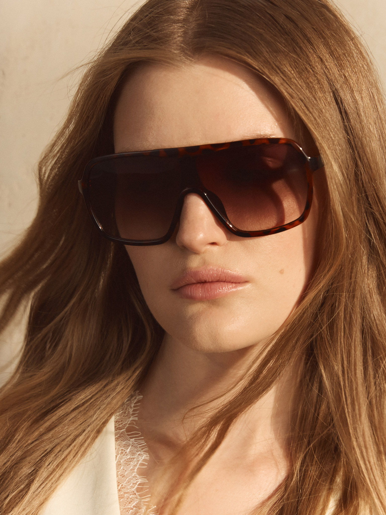 Солнцезащитные очки-маска в тонкой пластиковой оправе