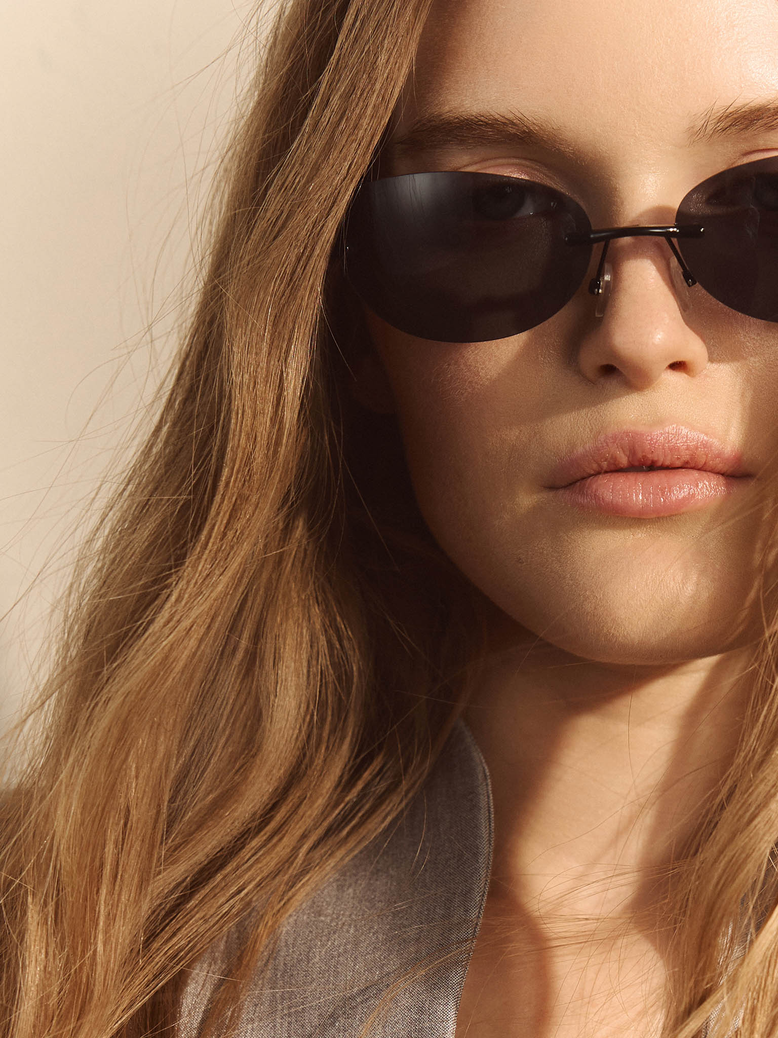 Солнцезащитные очки овальной формы с металлической фурнитурой