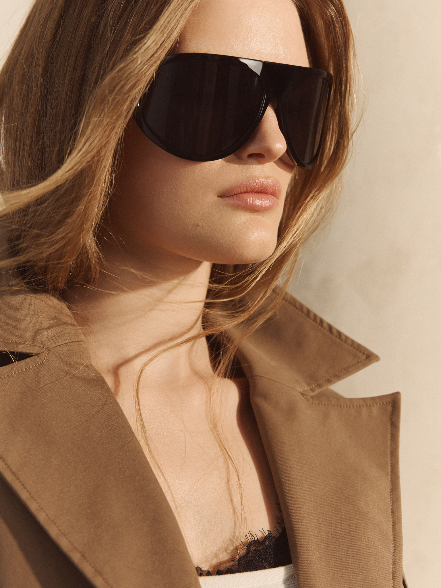 Массивные солнцезащитные очки в пластиковой оправе