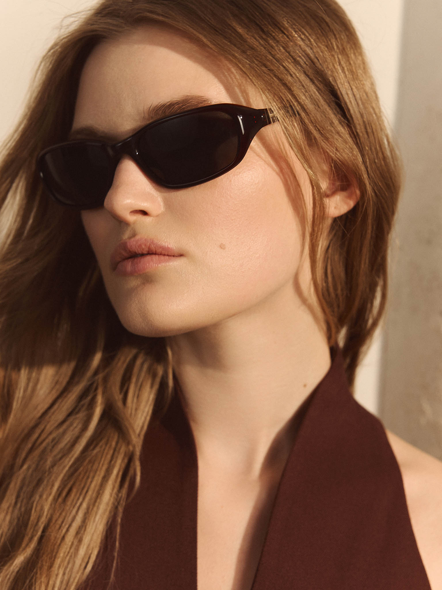 Солнцезащитные очки прямоугольной формы в оправе из пластика